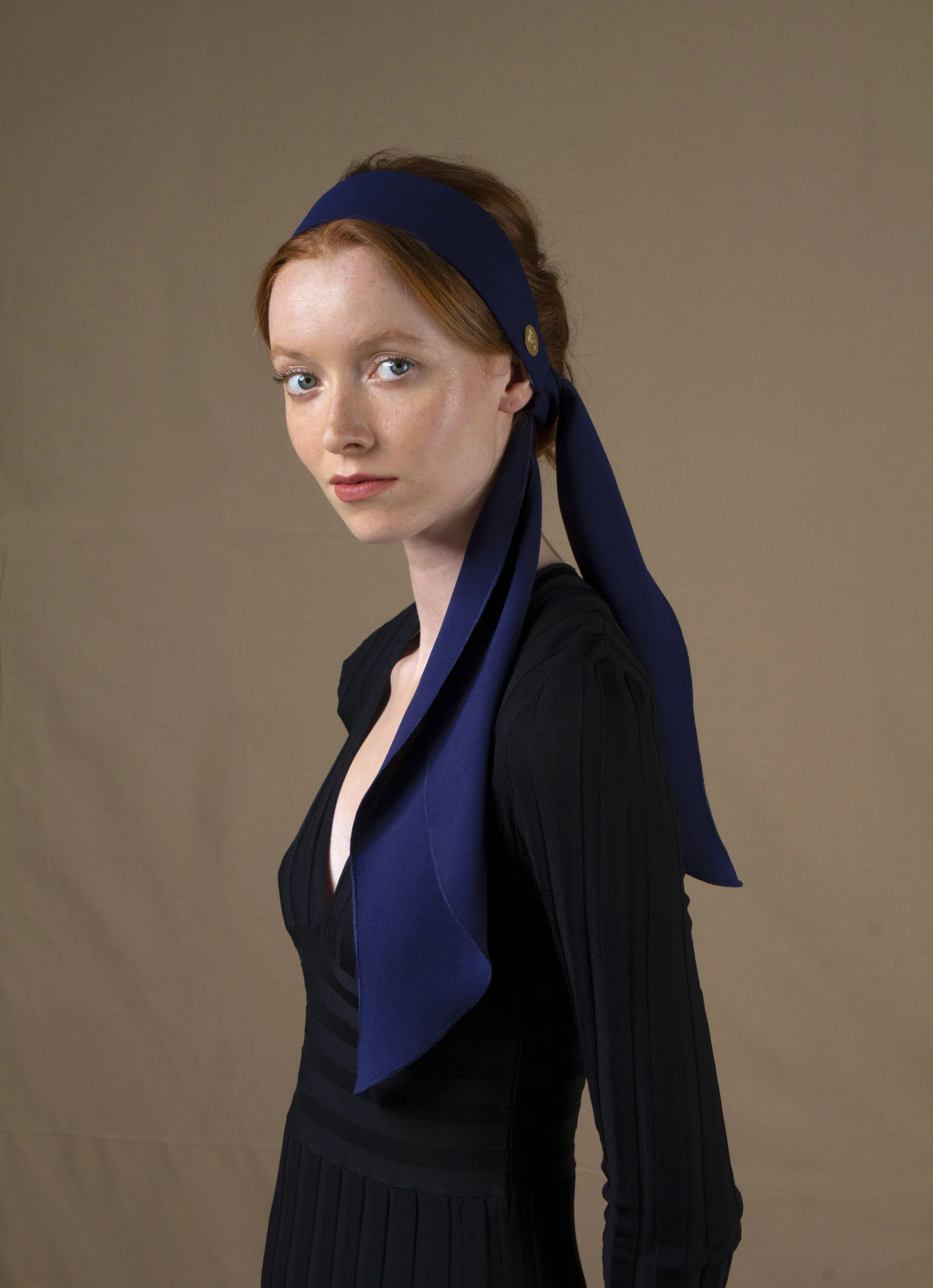 Les Cerises de Mars Muze Soieries accessoires cheveux Serre tête Foulard Large Navy porté