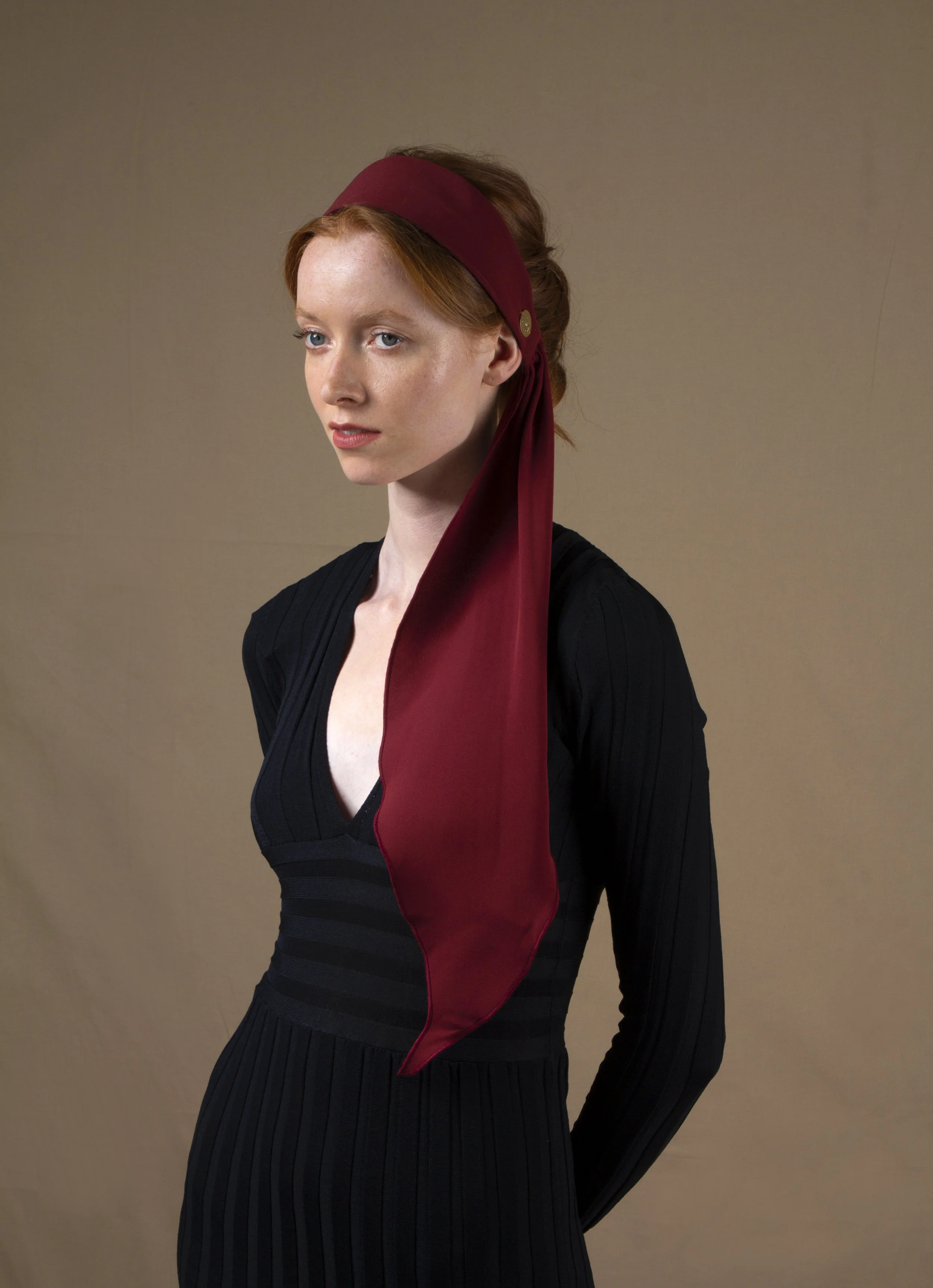 Les Cerises de Mars Muze Soieries accessoires cheveux Serre tête Foulard Large Burgandy porté côté