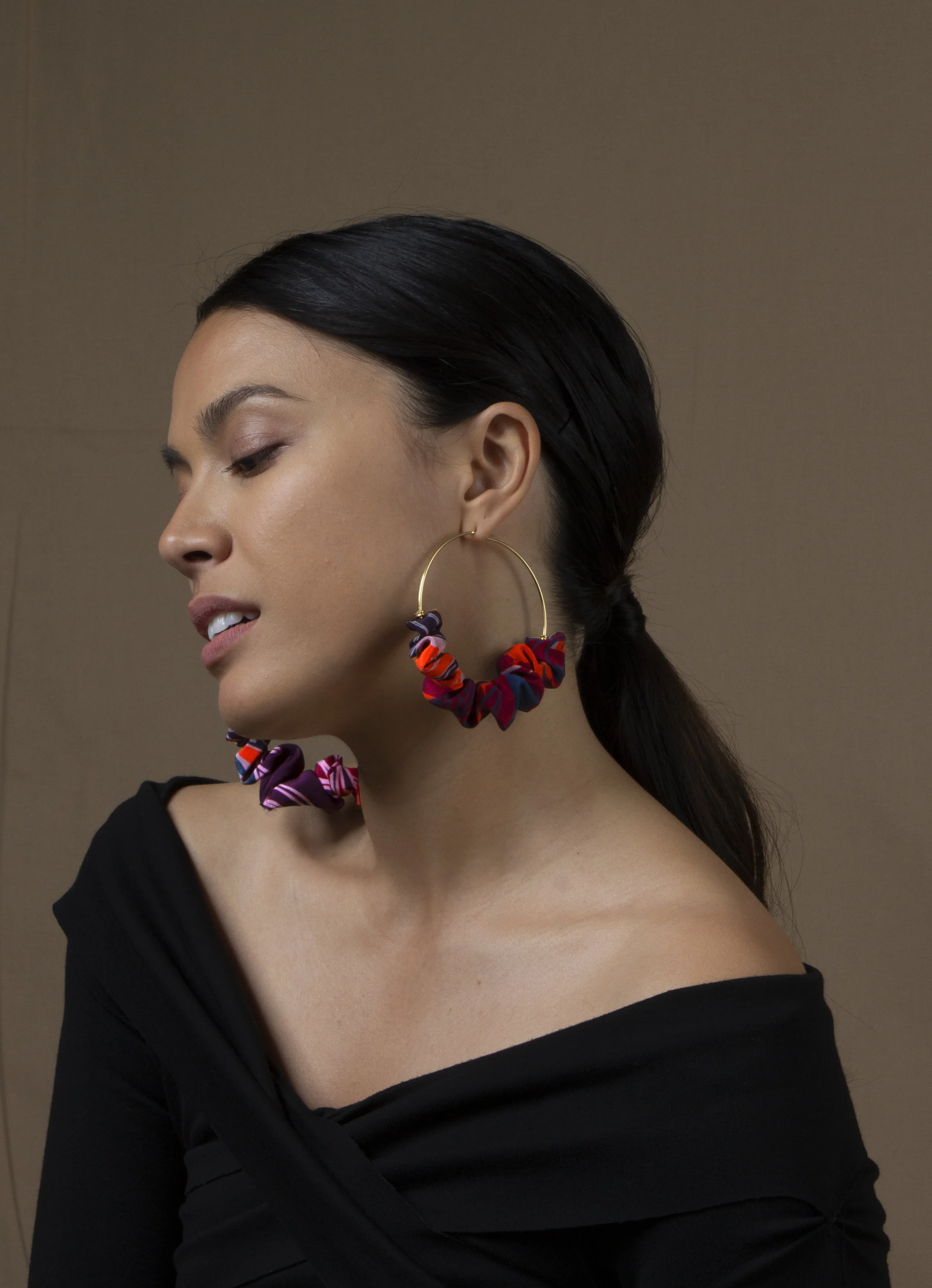 Les Cerises de Mars Muze Soieries Bijoux de tête Créoles XL Lio Red portées zoom