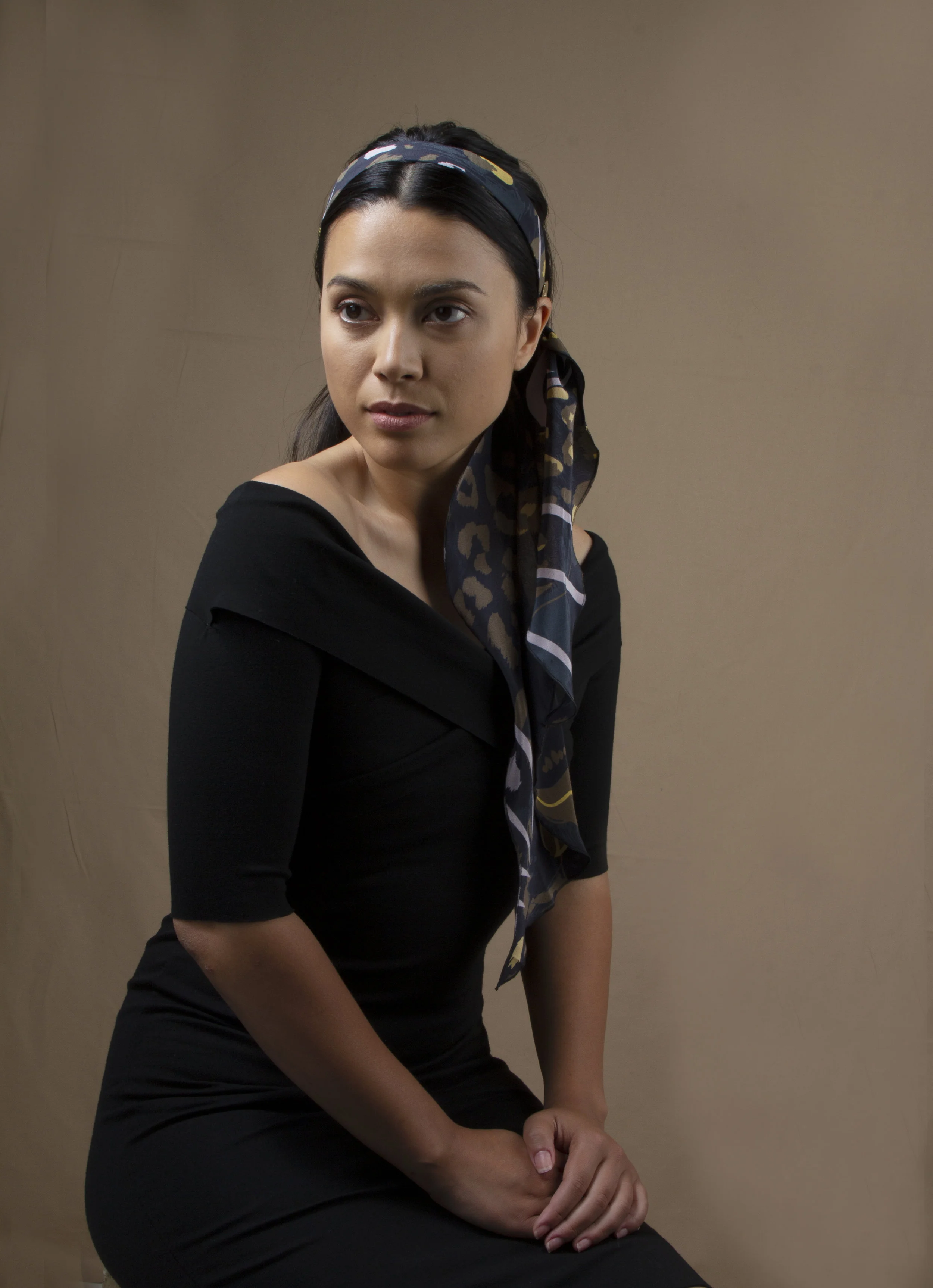 Les Cerises de Mars Muze Soieries accessoires cheveux Serre tête Foulard fin Leo Black porté dézoom