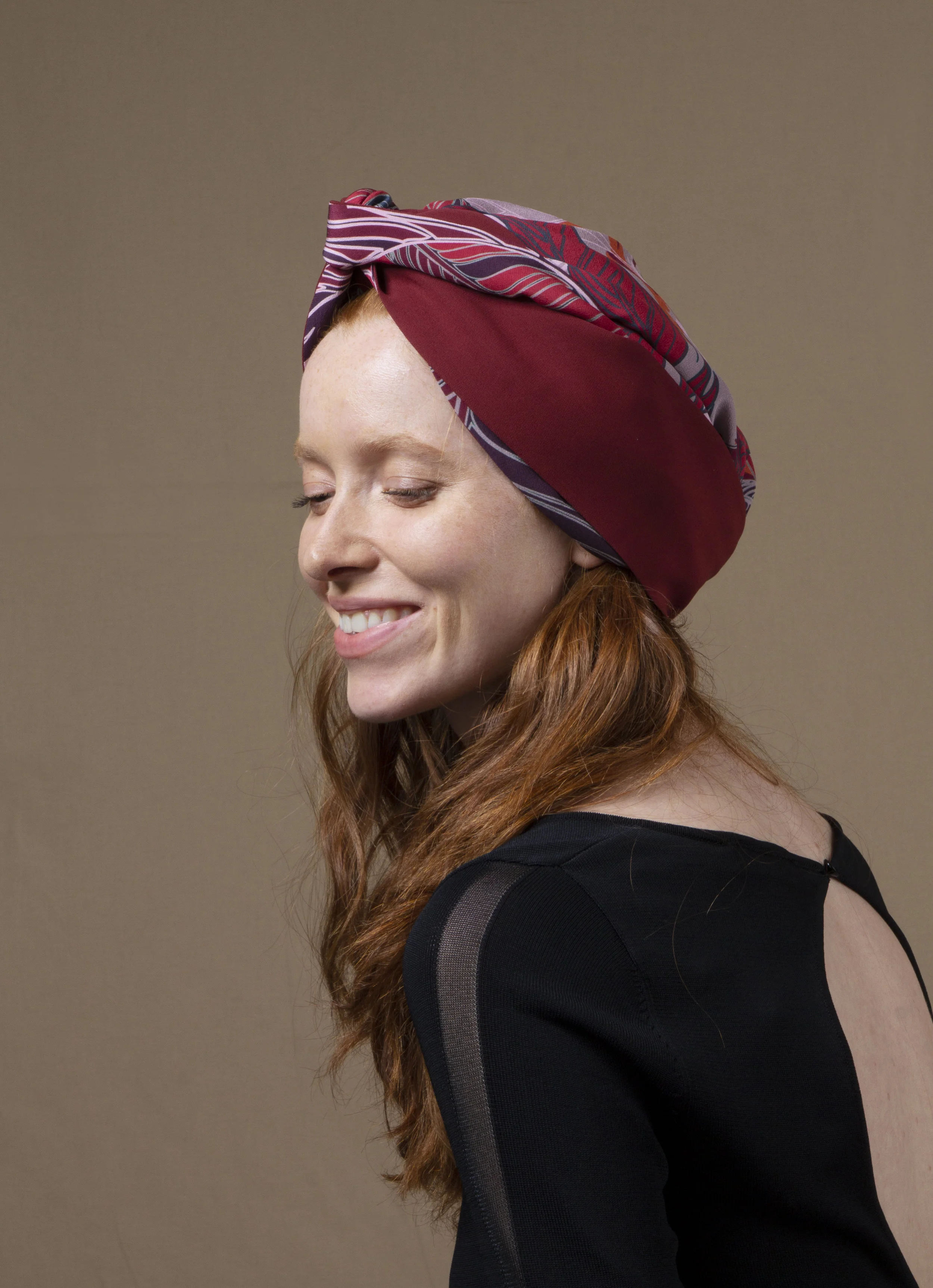 Les Cerises de Mars Muze Soieries accessoires cheveux Turban Lio Burgundy porté sourire