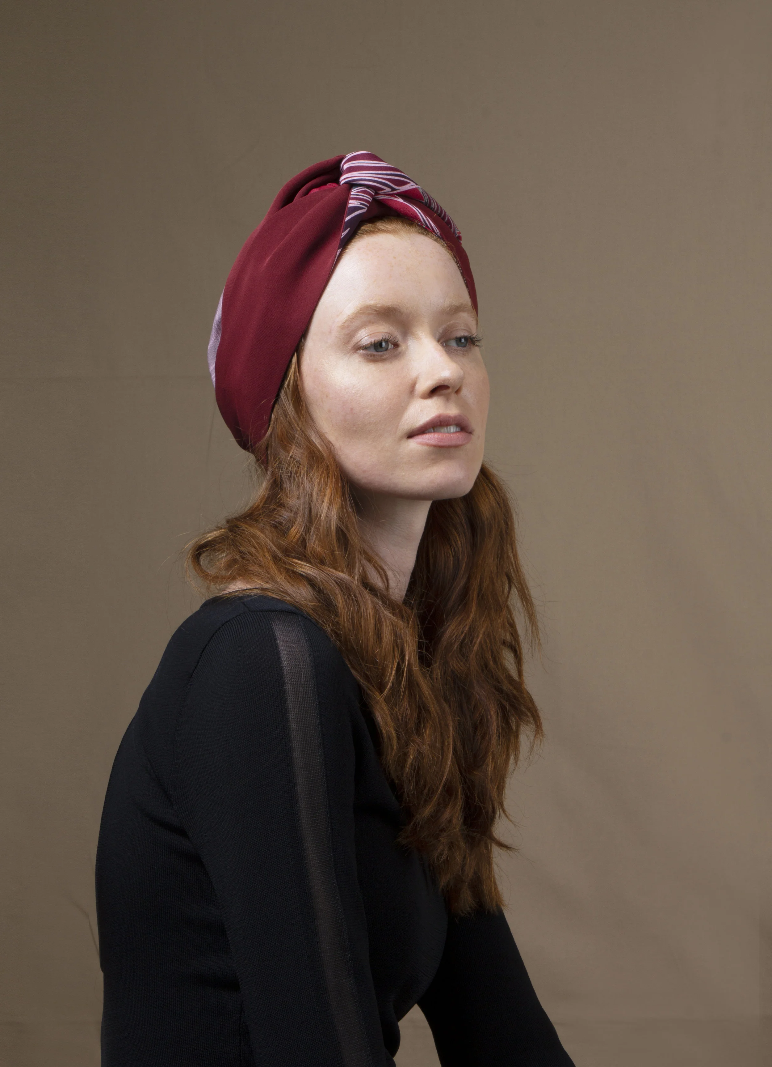 Les Cerises de Mars Muze Soieries accessoires cheveux Turban Lio Burgundy porté