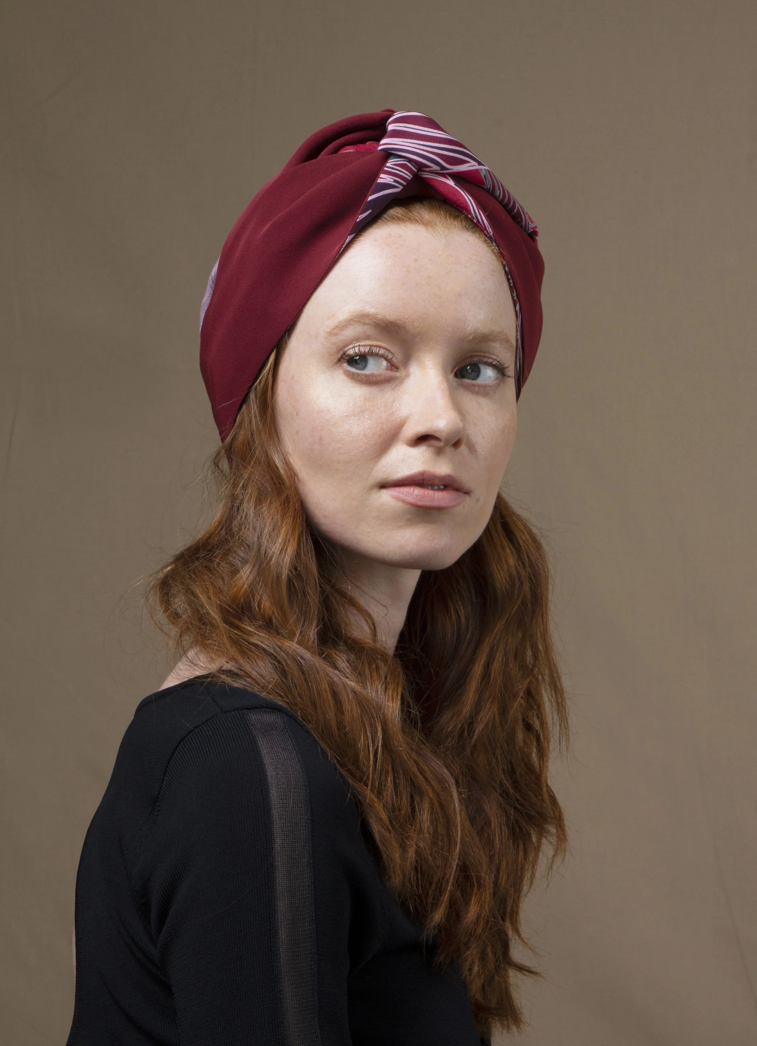 Les Cerises de Mars Muze Soieries accessoires cheveux Turban Lio Burgundy porté face
