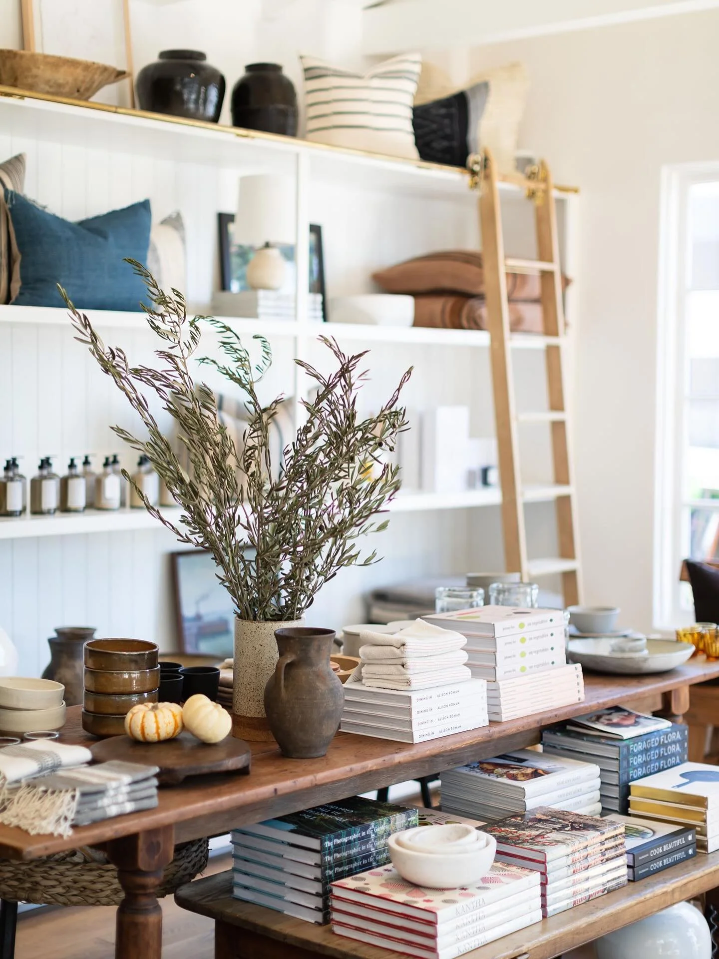 Hot spots, kundvarv och planogram - i v&aring;r produktstylingskurs g&aring;r vi (bland mycket annat) igenom grunderna i visual merchandising och hur du exponerar varor i butik p&aring; inspirerande och s&auml;ljande s&auml;tt. ⭐️

#styling #stylist 