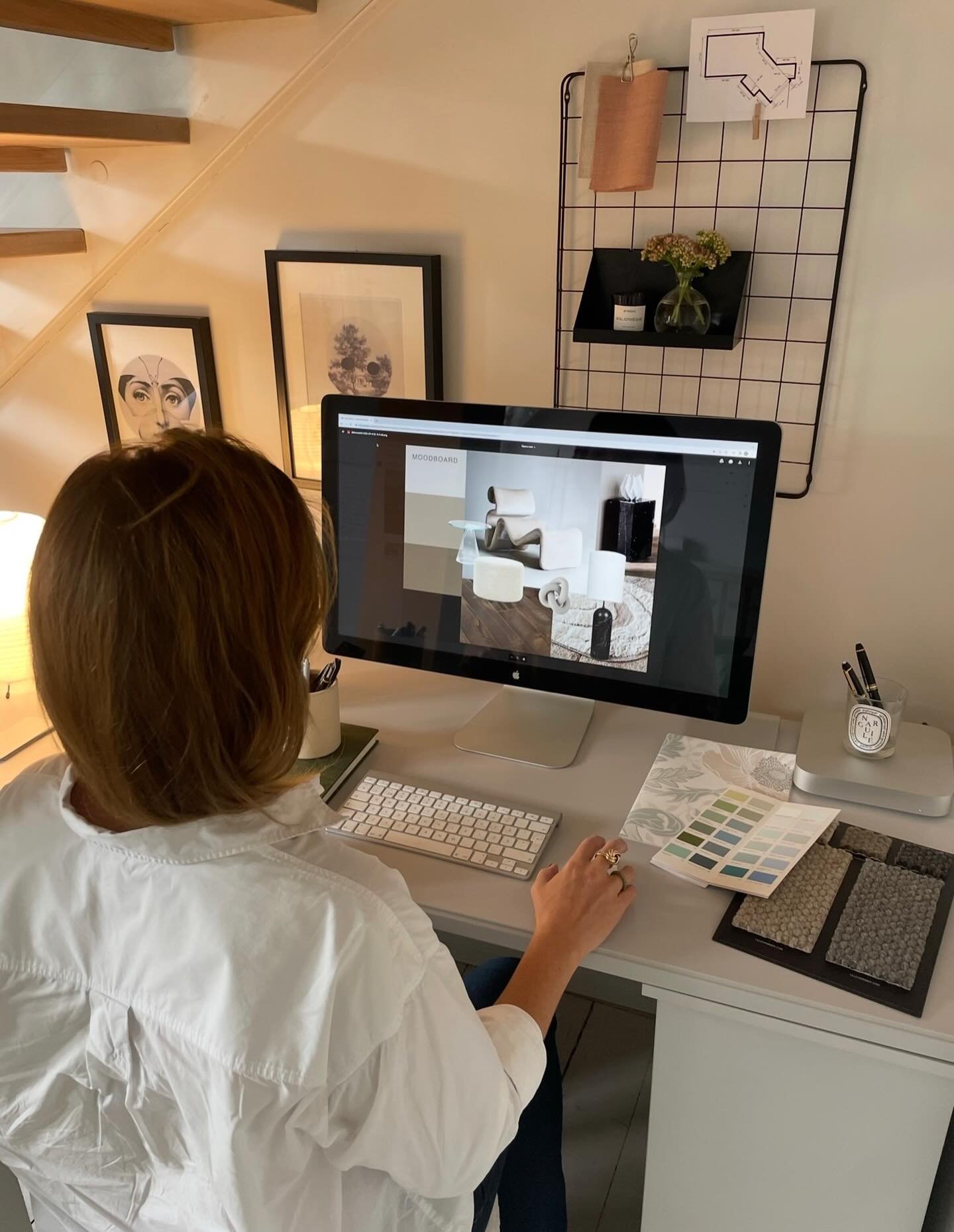 Novemberm&aring;ndag 🤍 &Ouml;nskar alla lycka till med kommande pluggveckan! 💻☕️✨

#inredningsdesign #inredningsteori #certifieradinredningsdesigner #inredningskurs #inredningskursonline