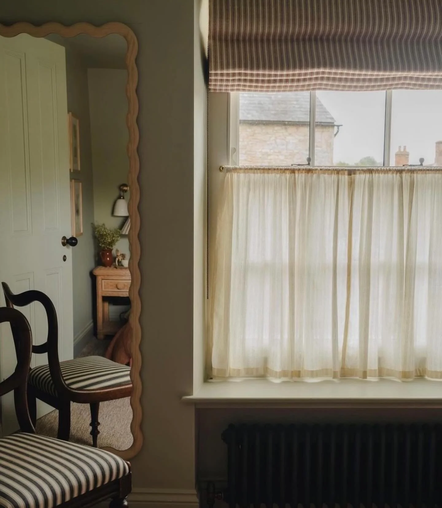 Caf&eacute;gardin + hissgardin = 💛

#inredningsdesign #gardiner #sovrum #homestyling #inredningskurser #inredare 
Bild: Alice Crawley Interiors