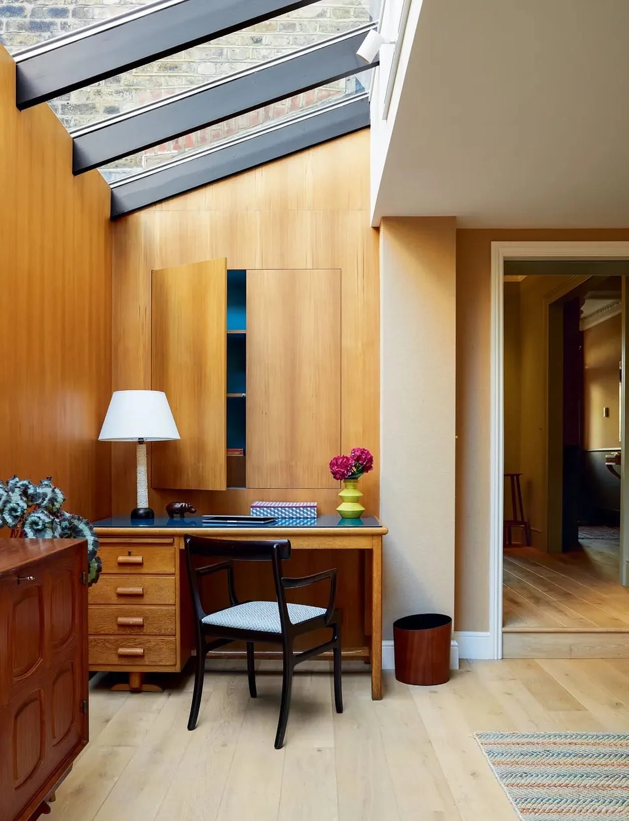 Hitta spotten! 💡 Att punktbelysa objekt - och inte bara belysa rummet fr&aring;n mitten av taket - ger effektfull ljuss&auml;ttning och kan framh&auml;va exempelvis tavlor, gardinl&auml;ngder eller taktila ytor p&aring; ett snyggt s&auml;tt.

#inred