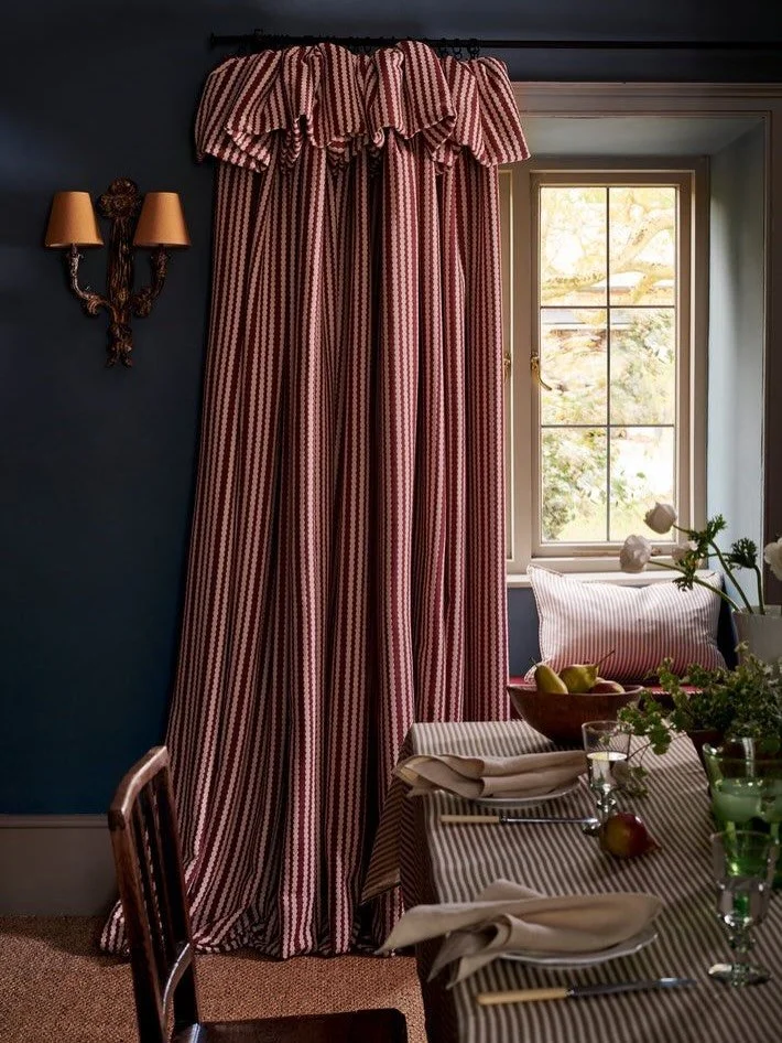 &Auml;r 2026 &aring;ret d&aring; vi f&aring;r se mer f&auml;rg och m&ouml;nster p&aring; gardiner?! 😍 

#gardiner #inredningsdesign #inredningsdesigher #homestyling 
Bilder: torimurphy.com