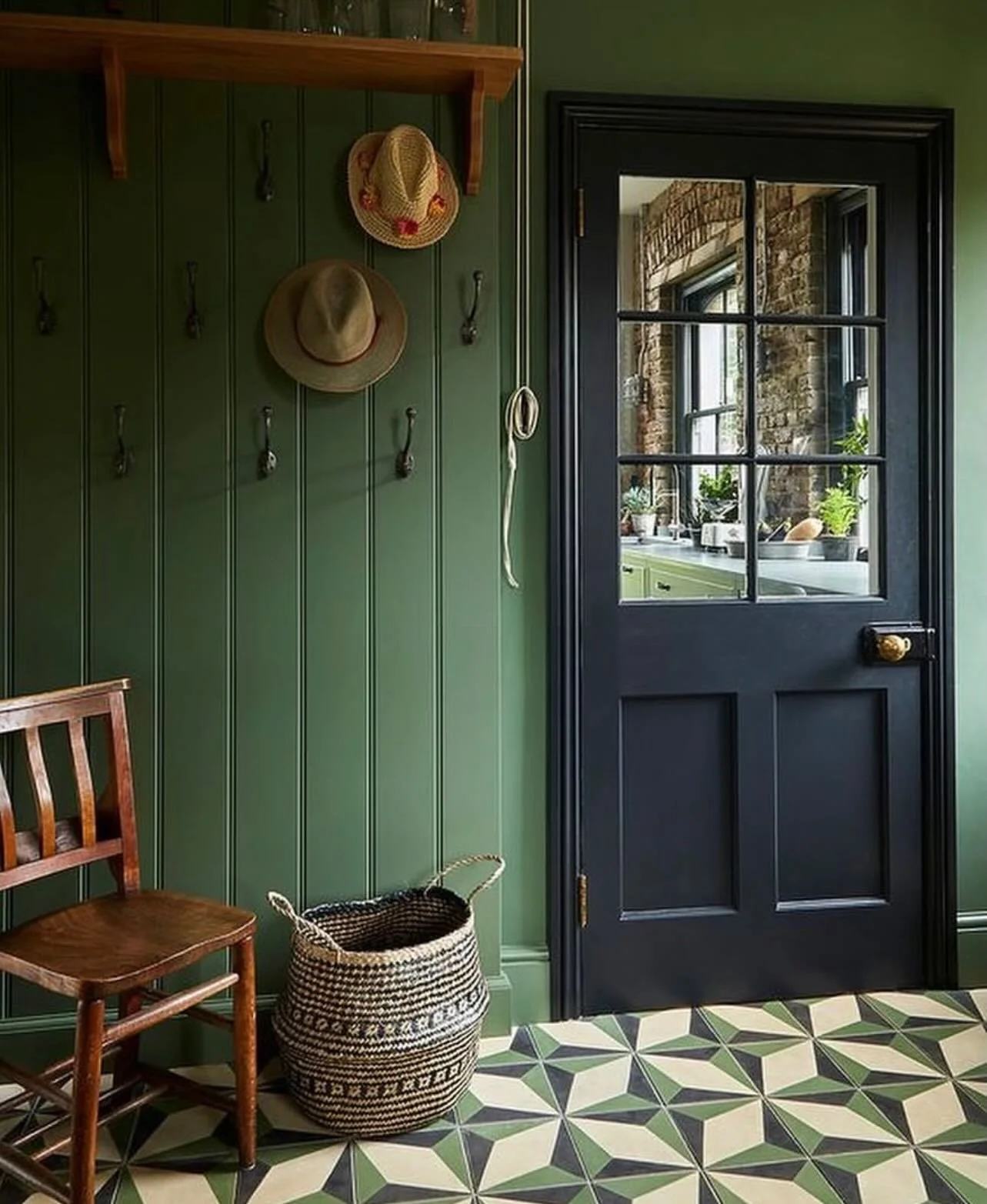 Vill du ha variation men samtidigt ett enhetligt intryck? Anv&auml;nd en analog f&auml;rgskala, d&auml;r du kombinerar f&auml;rger som ligger bredvid varandra i f&auml;rgcirkeln, som till exempel bl&aring;tt och gr&ouml;nt. 💙💚 

#f&auml;rgs&auml;tt