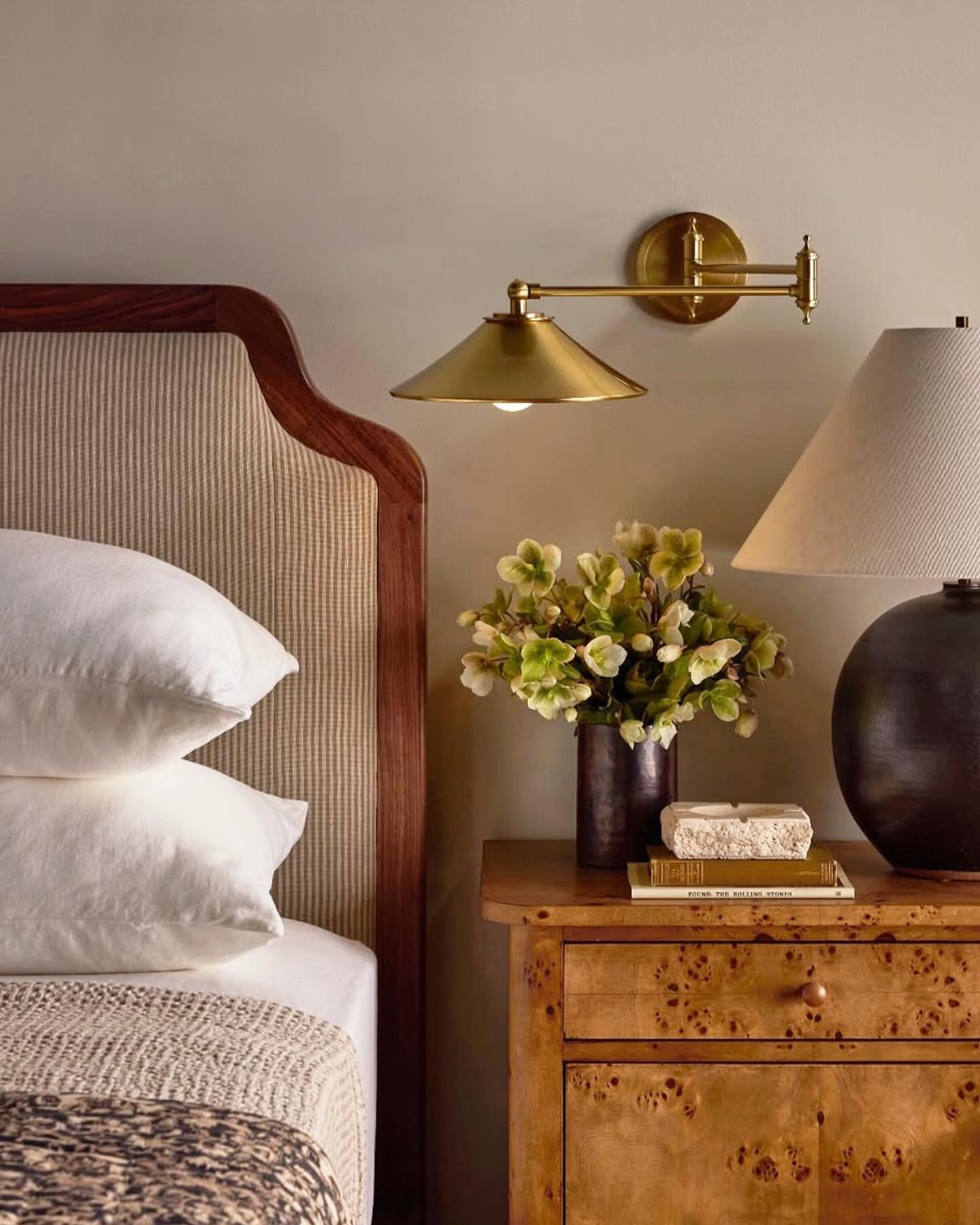 Det r&auml;cker s&auml;llan med bara en lampa vid s&auml;ngen, h&auml;r beh&ouml;vs b&aring;de st&auml;mningsbelysning med d&auml;mpat ljus och funktionsbelysning f&ouml;r l&auml;sning. 💡

#inredning #inredningskurs #belysning 
Foto: Amber Interiors