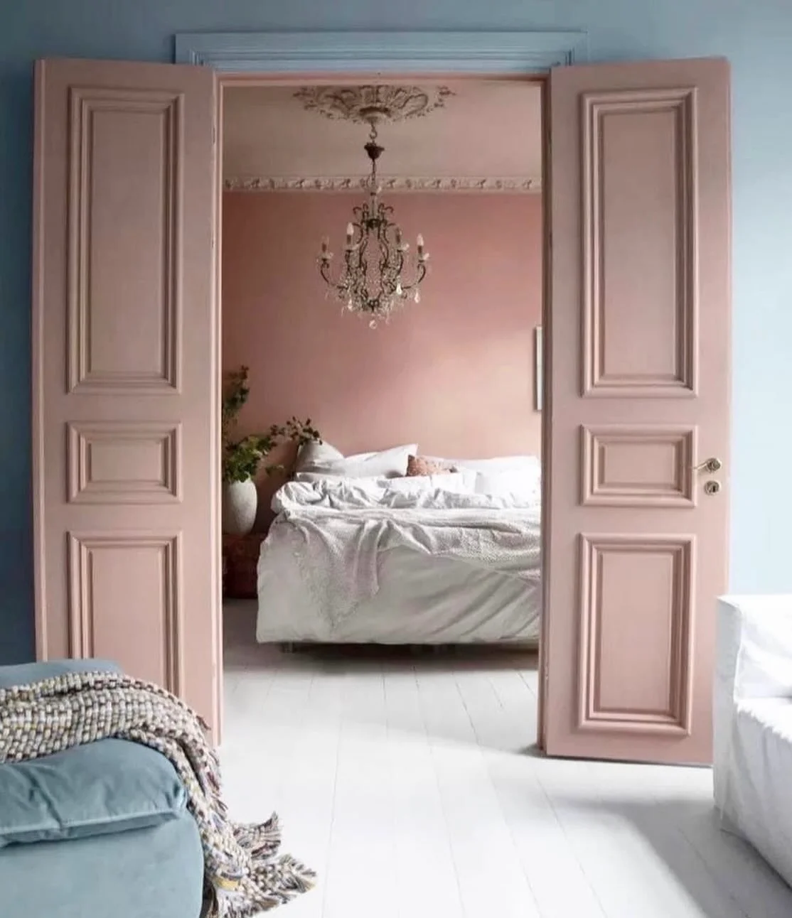 Fiffigt f&auml;rgknep! D&ouml;rrar m&aring;lade i en avvikande kul&ouml;r ger en fin effekt n&auml;r de st&aring;r &ouml;ppna mot angr&auml;nsande rum. 

#f&auml;rgs&auml;ttning #f&auml;rginspo #colorinspo #interiordesign #interiorinspo 
Foto: Filipp