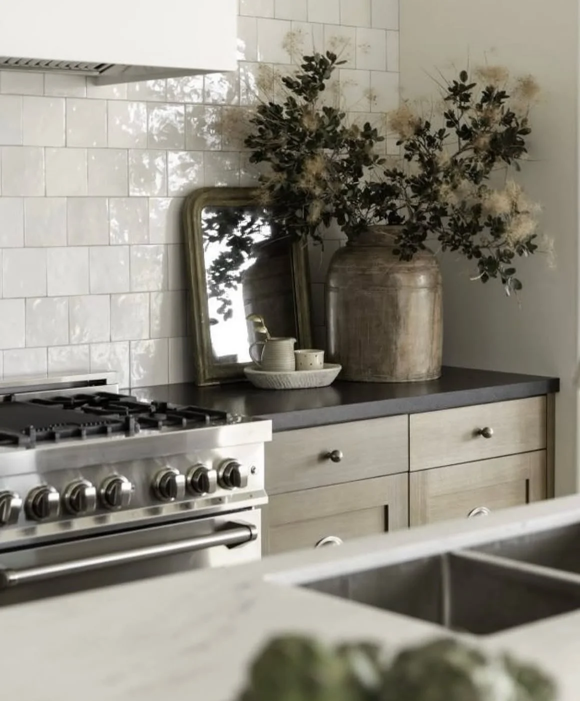 Att addera ett objekt i f&ouml;rgrunden, allts&aring; mellan kameran och det huvudsakliga motivet, &auml;r ett bra knep f&ouml;r att skapa en mer intressant bild. 👌🏼 Det och m&aring;nga andra knep f&aring;r du l&auml;ra dig i v&aring;rt fotoavsnitt