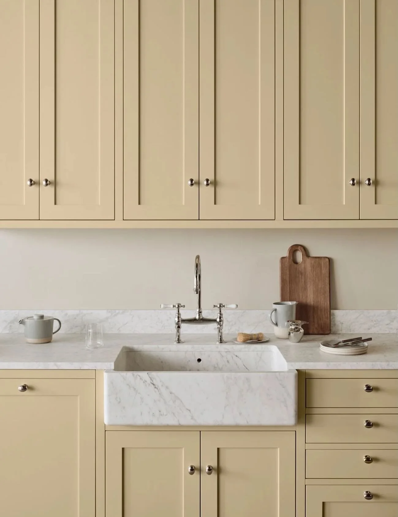 Vi blir s&aring; inspirerade av den h&auml;r sm&ouml;rgula k&ouml;ksdr&ouml;mmen. V&aring;ga gult! 🧈✨
 #k&ouml;k #k&ouml;ksinspiration #f&auml;rgs&auml;ttning #certifieradinredare #inredningskurser 
Bild:Nordiska k&ouml;k