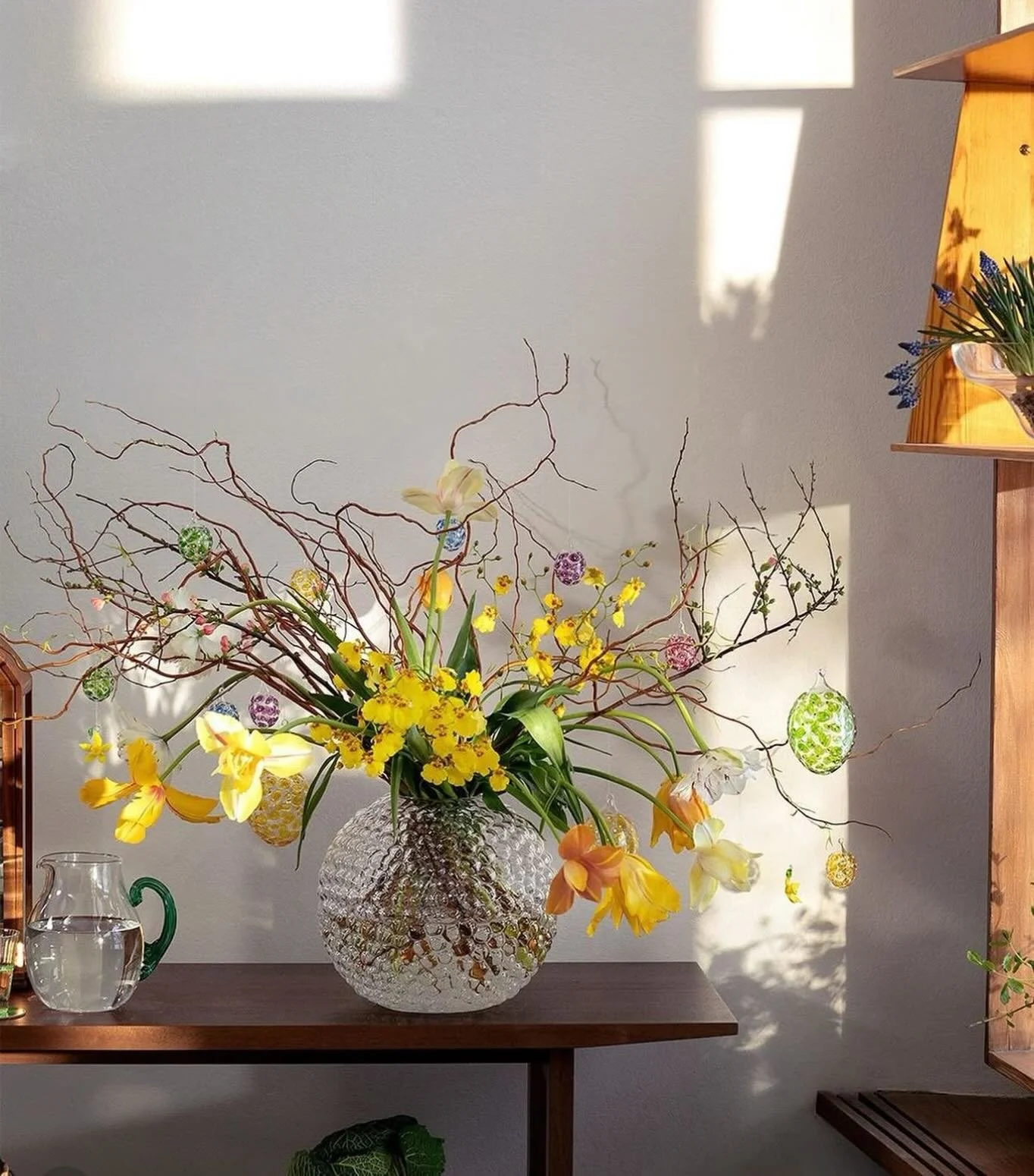 S&aring; fint att sticka ner n&aring;gra franska tulpaner i riset! 🌷🐣

#p&aring;sk #p&aring;skdekoration #p&aring;skris 
Bild: Svensk Tenn