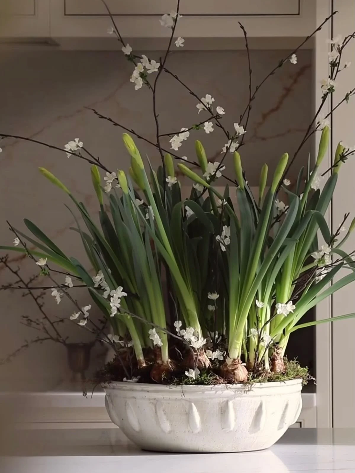 Just nu &auml;lskar vi enkla arrangemang med l&ouml;kar i krukor, sk&aring;lar eller fat. In med v&aring;ren! 🌱

#homestyling #inredning #inreda #v&aring;r #v&aring;rblommor p&aring;sk 
Bilder: Pinterest