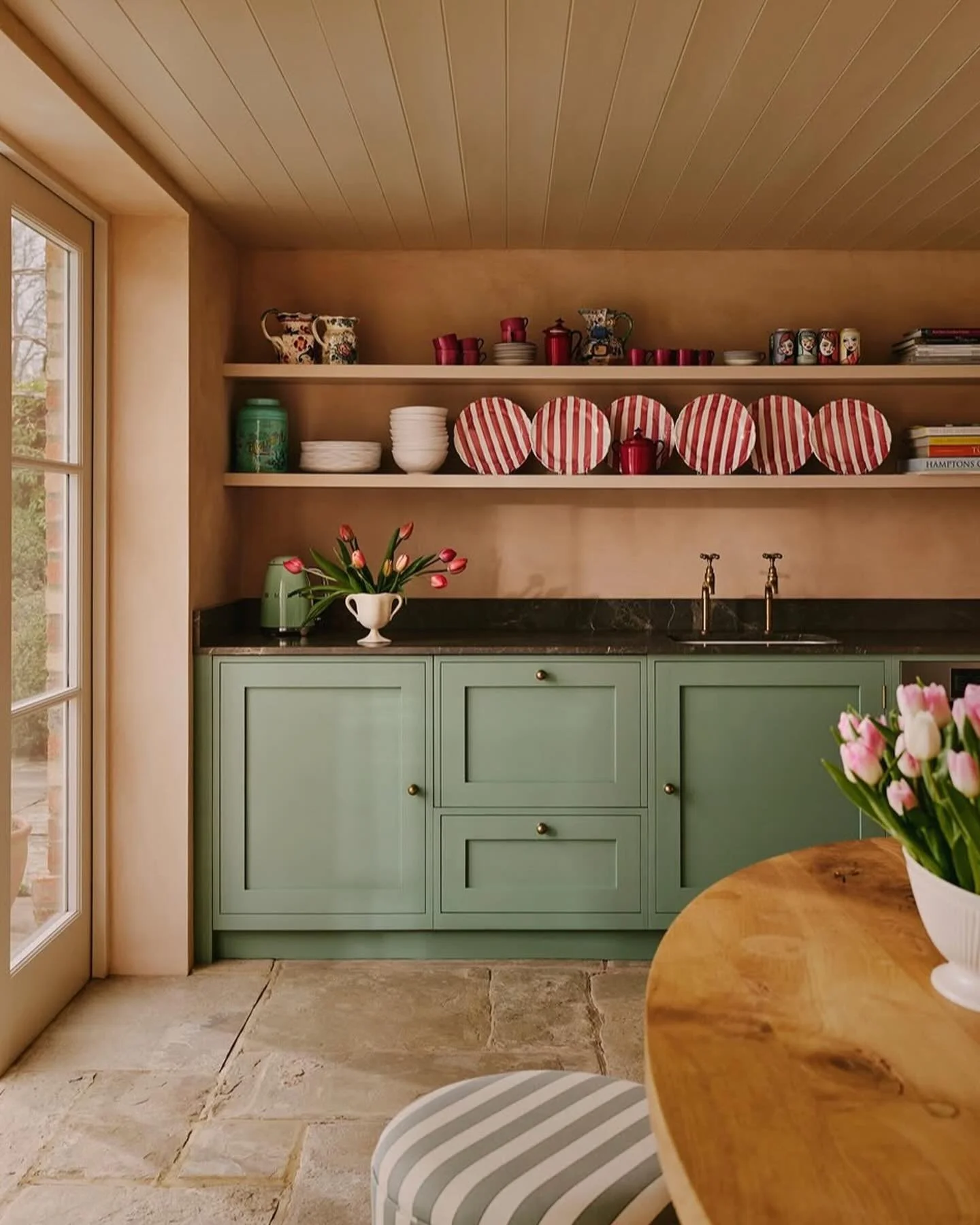 Du kan aktivt skapa fokuspunkter i inredningen med hj&auml;lp av i&ouml;gonfallande objekt, som de randiga tallrikarna i det h&auml;r vackra k&ouml;ket. Byter du objekt d&aring; och d&aring; k&auml;nns inredningen dessutom fortsatt intressant!

#inre