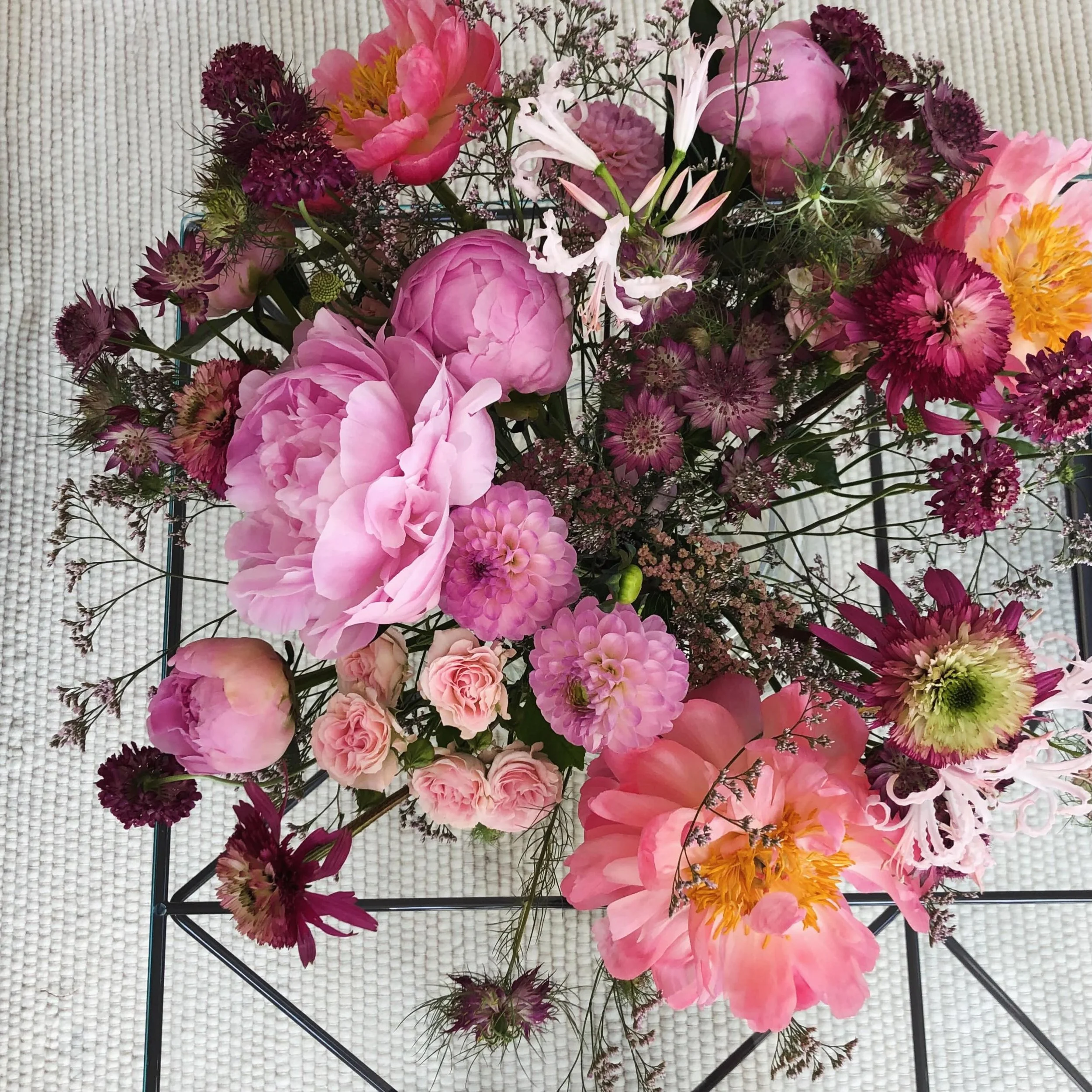 Den blomstertid nu kommer 🌸🌿✨ &Ouml;nskar alla en h&auml;rlig helg! 

#homestyling #inredning #fredagsblommor #fridayflowers fredagsbuketten
