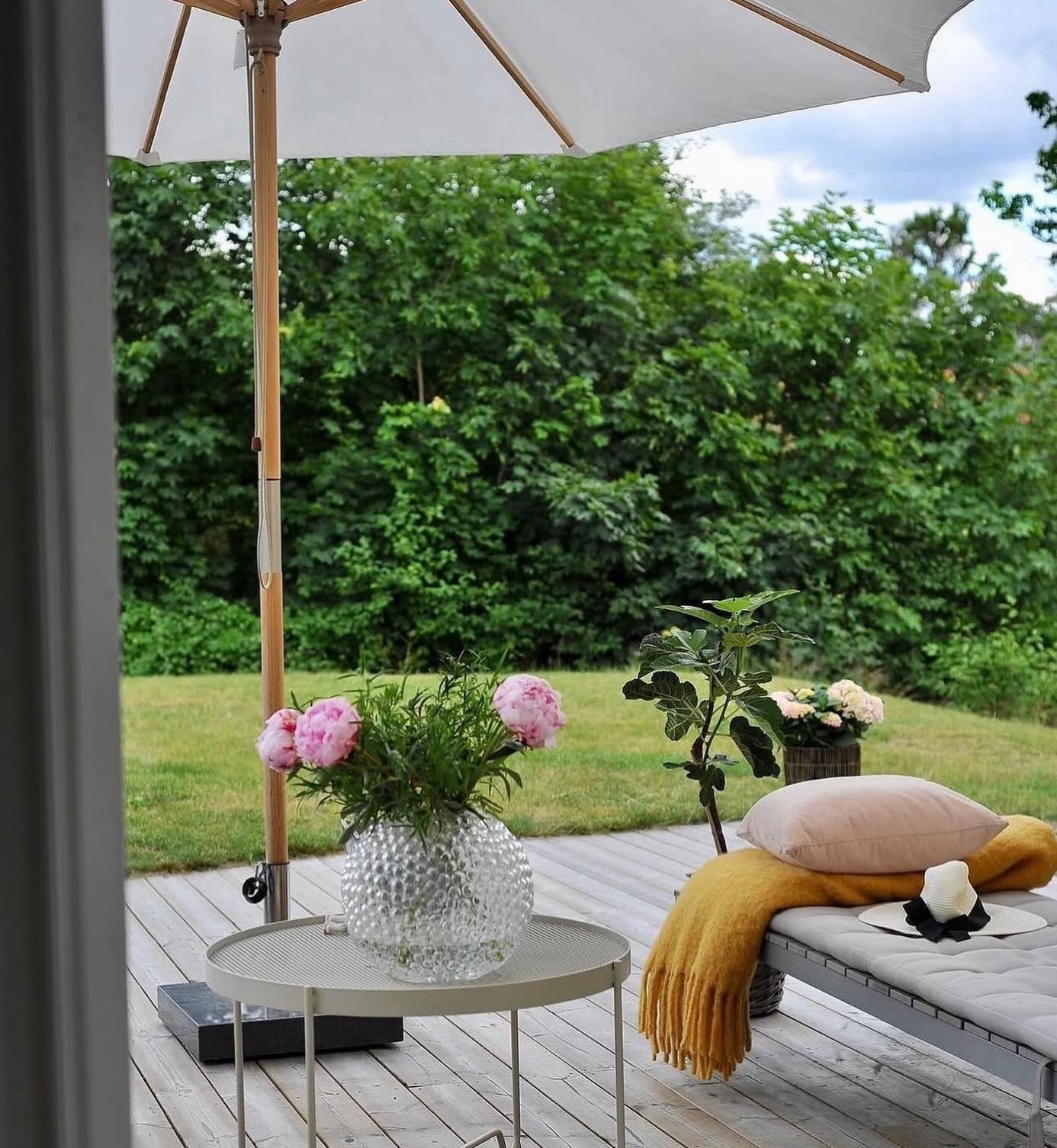 &Auml;ntligen f&aring;r vi inreda ute ocks&aring;!☀️🌿 

#inredning #tr&auml;dg&aring;rd #terass #uteplats #homestyling