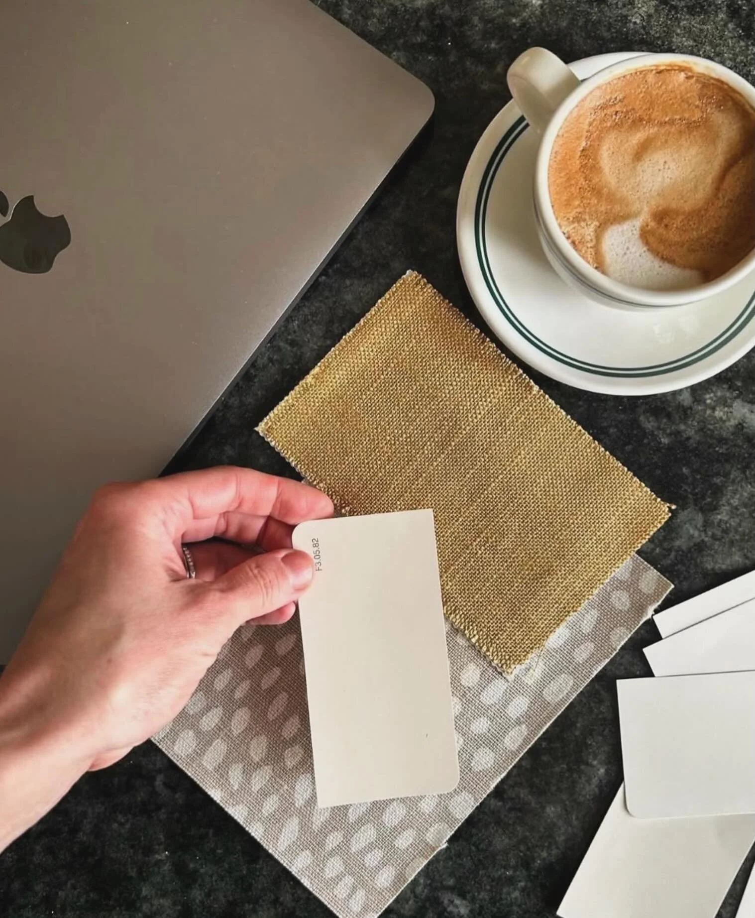 Visste du att f&auml;rger och material kan upplevas helt olika beroende p&aring; b&aring;de ljuset i rummet och hur de kombineras med varandra? ✨

D&auml;rf&ouml;r &auml;r det alltid smart att testa med prover, s&aring; du ser hur f&auml;rger och mat