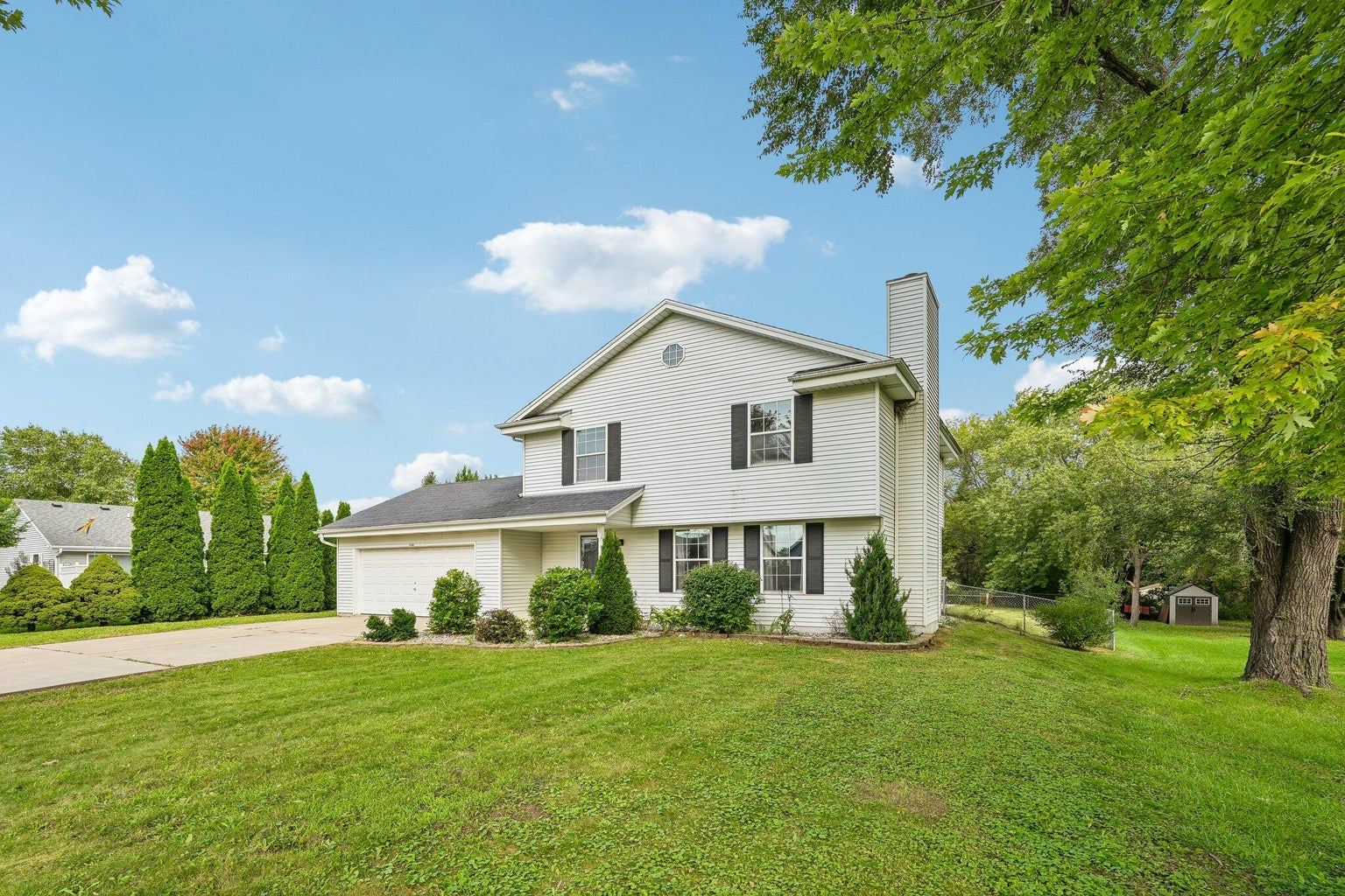 Residential property for sale 970 E Mackinac Ave, Oak Creek, WI 53154