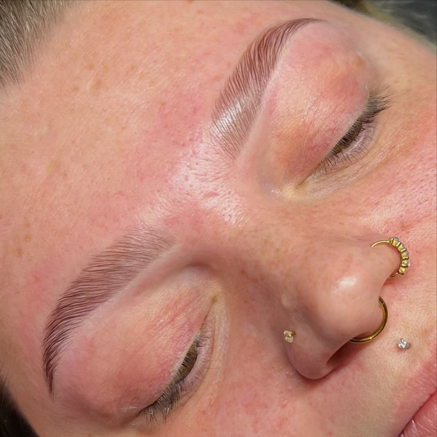 Brows so precise, they deserve their own spotlight! ✨ Brow mapping + lamination + stain = the ultimate trio for flawless, full, and defined brows. 

Custom brows by @estheticsbymg