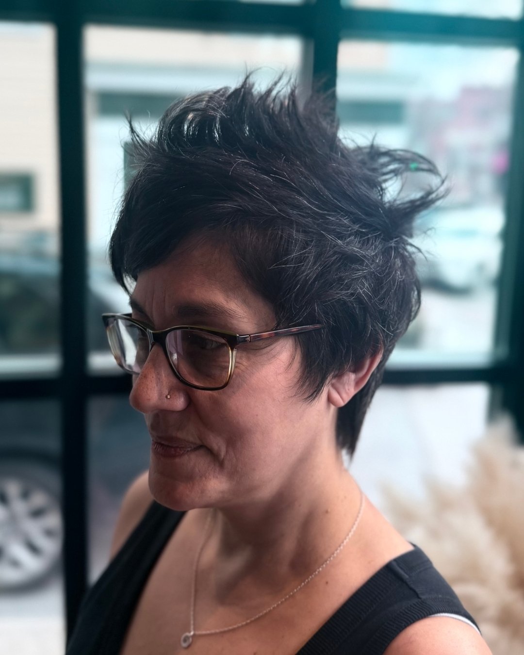 Light, edgy, and full of texture ✂️✨ This razor pixie is such a cool vibe!
Custom razor cut by: @madmavenaire