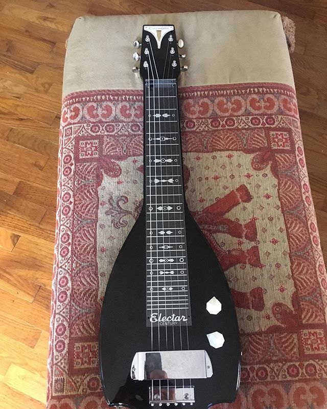 The latest addition to the guitar family, courtesy of @melanieadavis an Epiphone Electar lapsteel!! 😱🤯🙌 Catch us today at Princeton&rsquo;s art festival from 2:30-3:30 and @drygroundbrewing tonight starting at 8