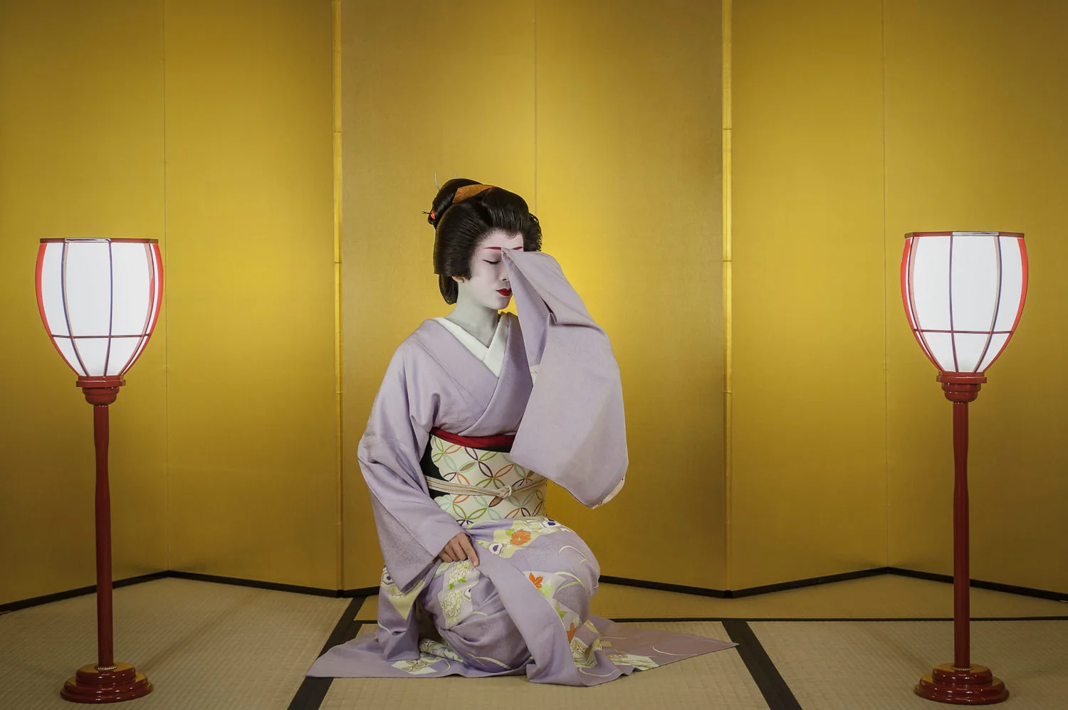Geisha Makiko in Purple and Gold