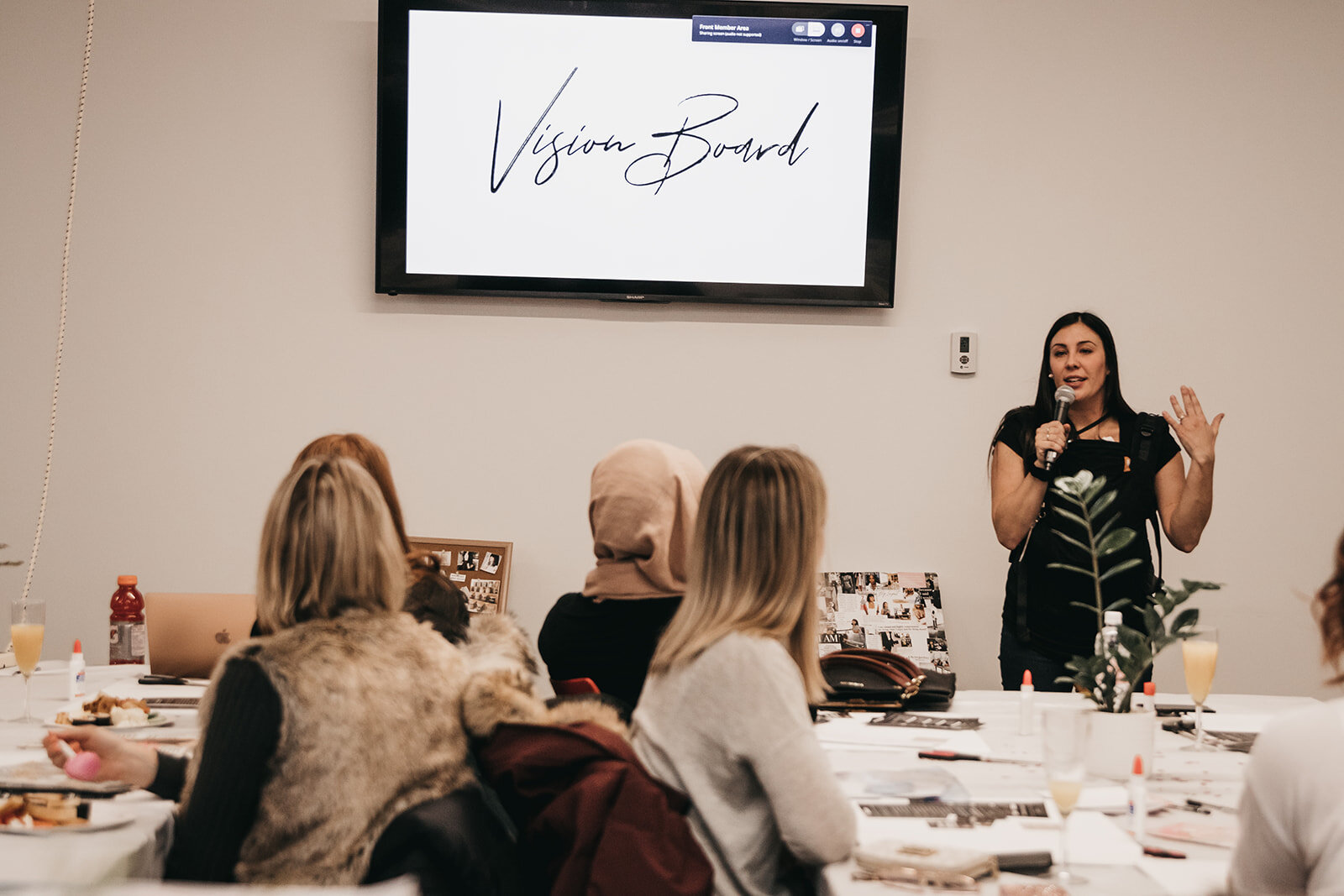 Women_with_Vision_2020___Vision_Board_Party_and_Workshop_Nicole_Constante_YEGBOSSBABES-15.jpg