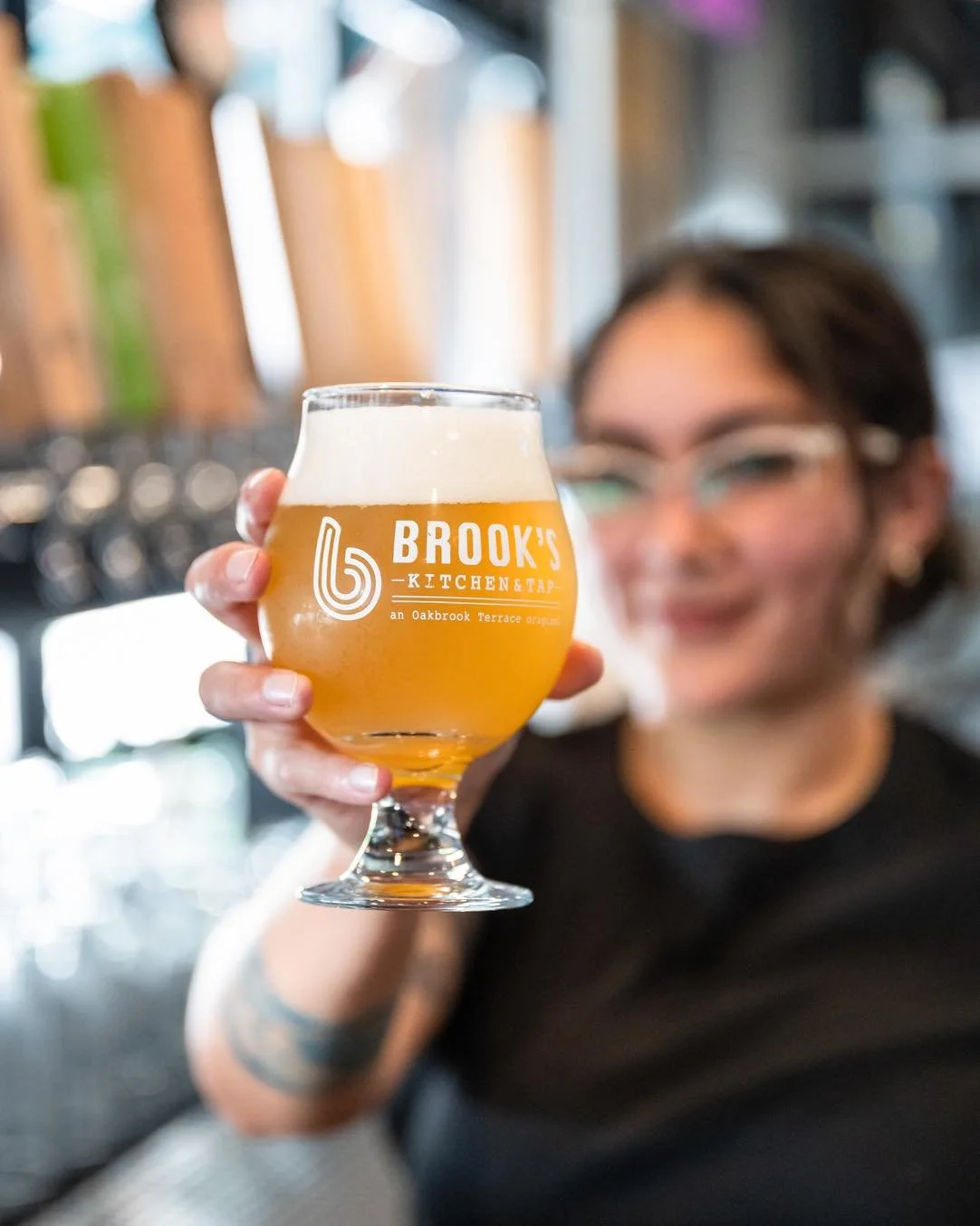 🏈🐻⬇️ 𝗕𝗘𝗔𝗥 𝗗𝗢𝗪𝗡 𝗮𝘁 Brook's Kitchen & Tap!
🏈 Bears v Saints @ 12PM- SOUND ON 📣
✨ NEW Fall Menu
🍺 22 beers on draft
🎟️ Sunday Ticket for every game, every week
🏆 Plus VIP Loyalty Rewards members earn 2x points all day, every Sunday
