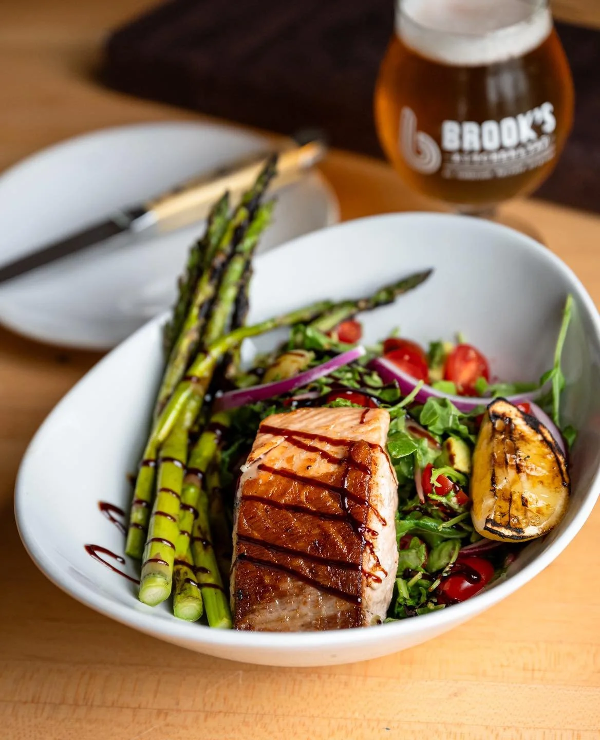 🎄🎅 Santa told us you deserve a break from the holiday cooking! 

Let us do all the work with savory options like our Grilled Salmon &amp; Avocado Salad, Taverna Salad, and more! 

Reserve your table ➡️ brooks-obt.com/reservations