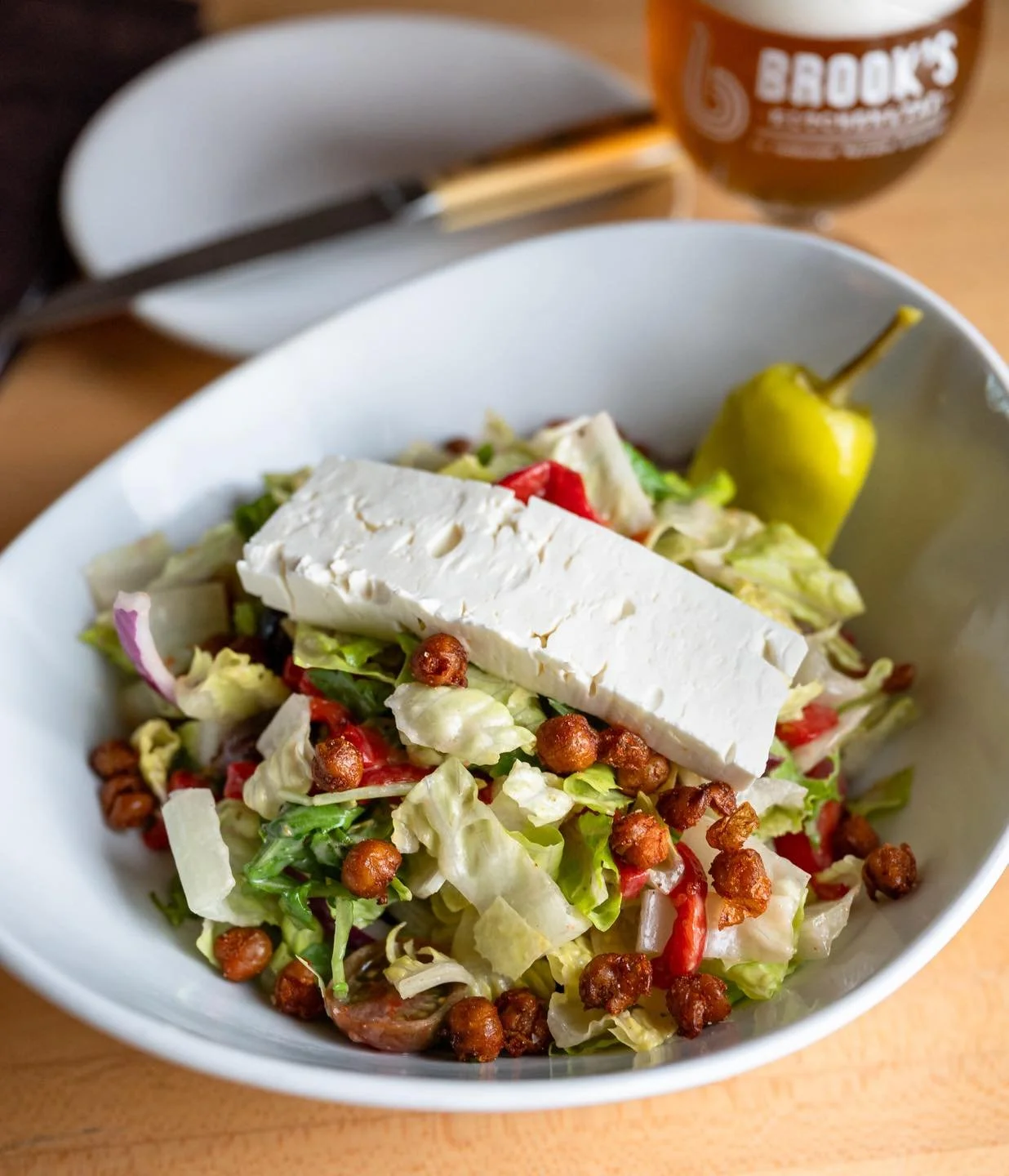 Overindulge this holiday weekend? Start out the week fresh with summer favorites at Brook's Kitchen &amp; Tap! 

𝗧𝗮𝘃𝗲𝗿𝗻𝗮 𝗦𝗮𝗹𝗮𝗱 🥗

// 𝘳𝘰𝘮𝘢𝘪𝘯𝘦 &amp; 𝘢𝘳𝘶𝘨𝘶𝘭𝘢, 𝘤𝘶𝘤𝘶𝘮𝘣𝘦𝘳, 𝘳𝘦𝘥 𝘰𝘯𝘪𝘰𝘯, 𝘤𝘩𝘦𝘳𝘳𝘺 𝘵𝘰𝘮𝘢𝘵𝘰, 𝘒?