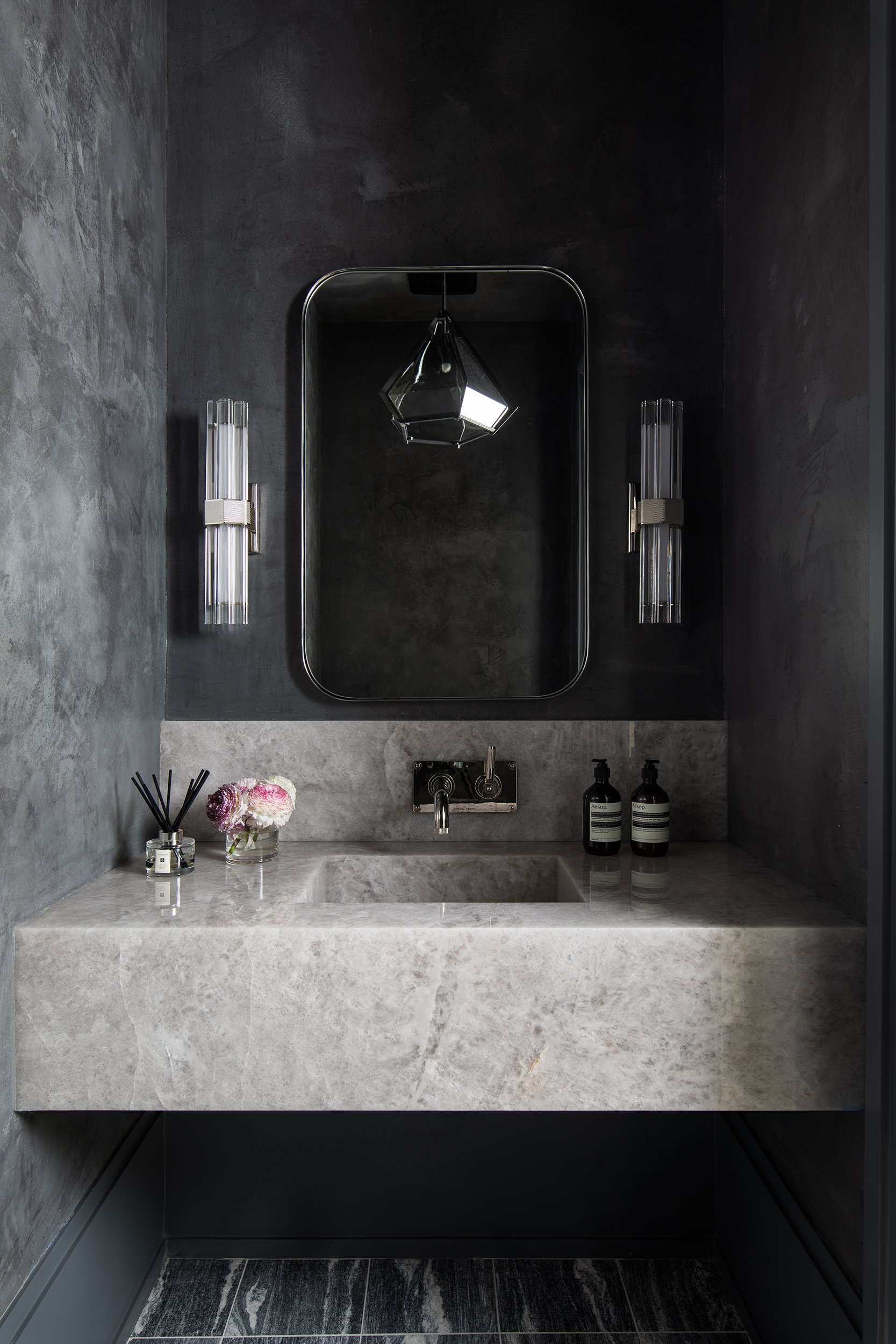 Highland Park home powder room interior design by Emma Corner Interiors, residential photography by Avery Nicole Photography and located in Highland Park in Dallas, Texas