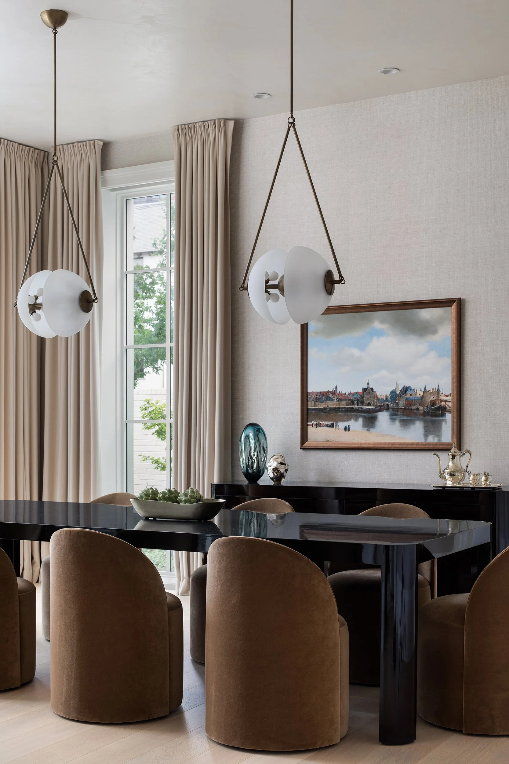 Highland Park home dining room interior design by Emma Corner Interiors, residential photography by Avery Nicole Photography and located in Highland Park in Dallas, Texas