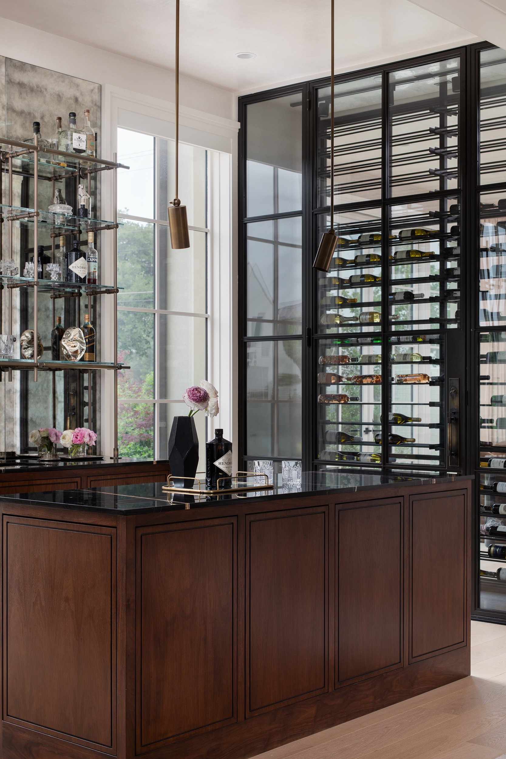 Highland Park home bar interior design by Emma Corner Interiors, residential photography by Avery Nicole Photography and located in Highland Park in Dallas, Texas