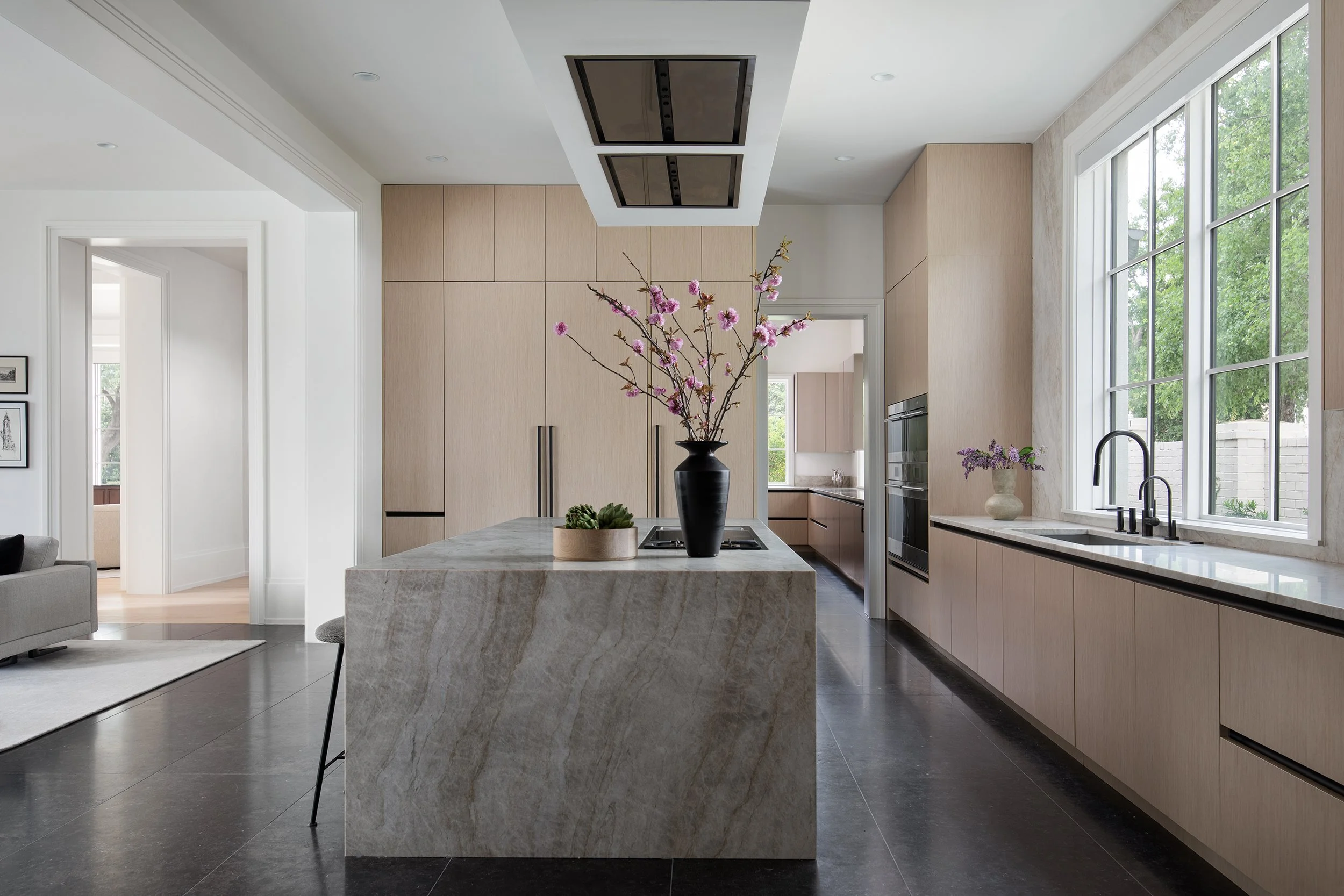 Highland Park home kitchen interior design by Emma Corner Interiors, residential photography by Avery Nicole Photography and located in Highland Park in Dallas, Texas