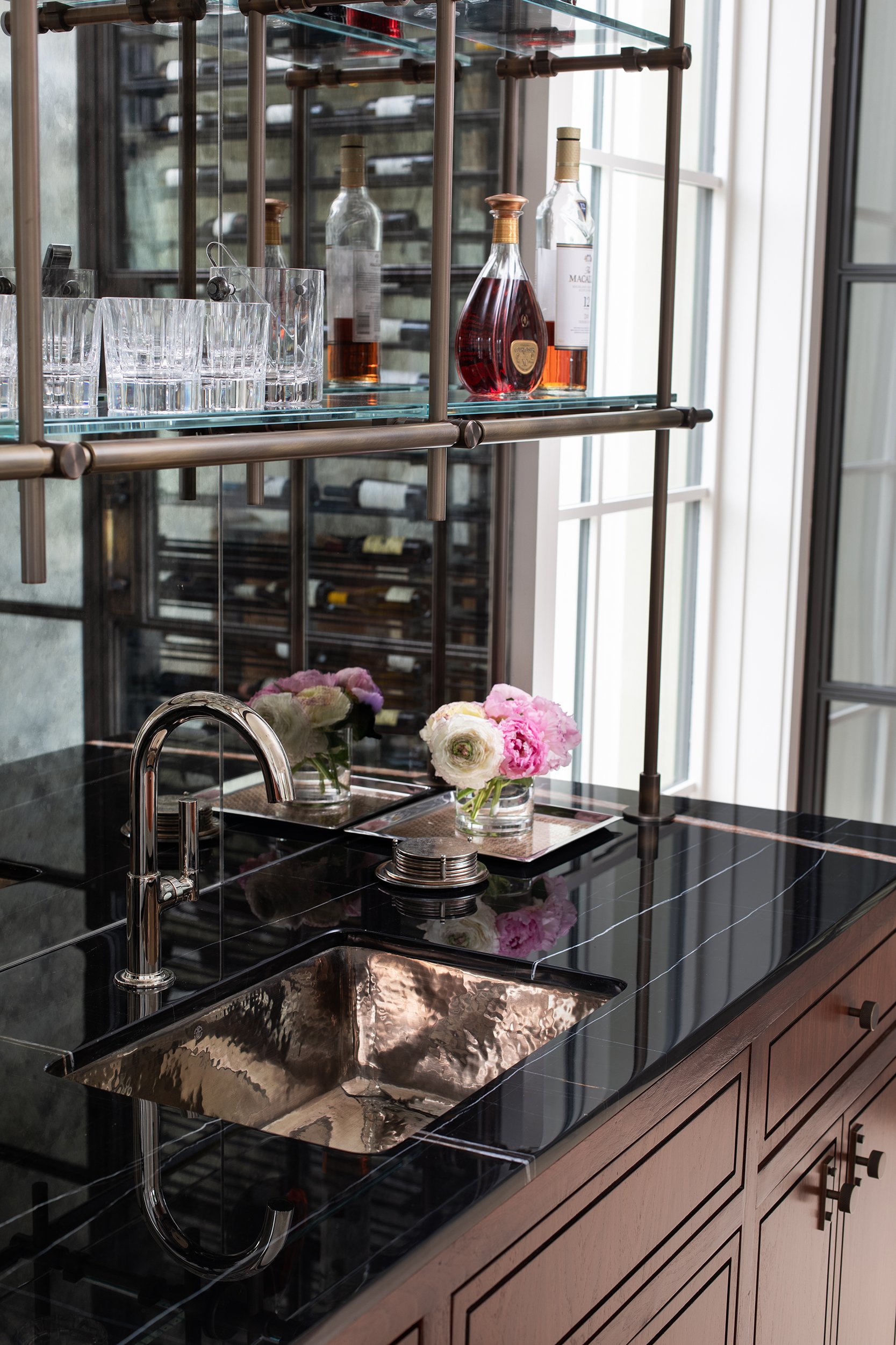 Highland Park home bar interior design by Emma Corner Interiors, residential photography by Avery Nicole Photography and located in Highland Park in Dallas, Texas