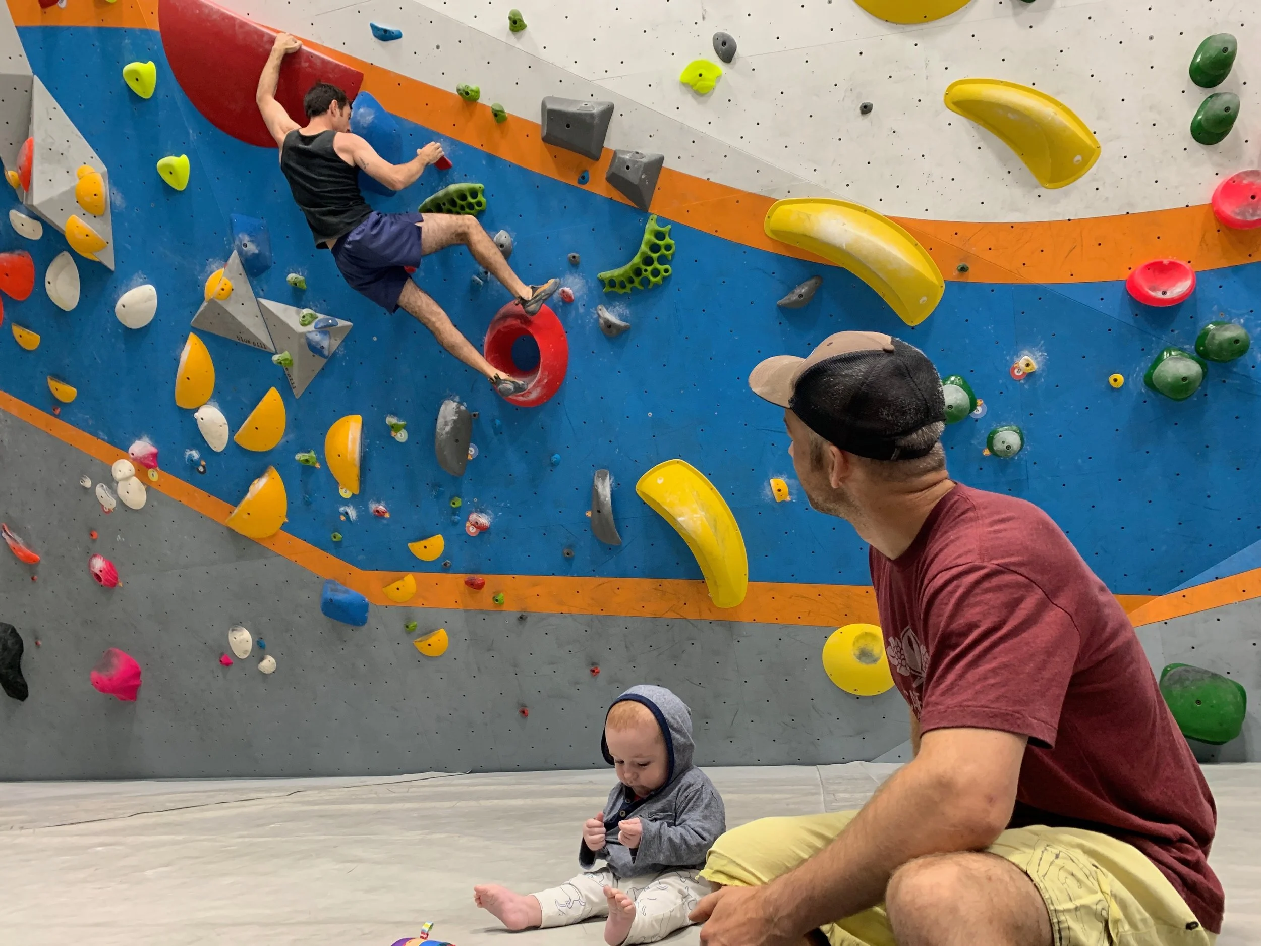 Pau and Reuben hang out while papa Jordi cruises the red boulder after a sleepless night.