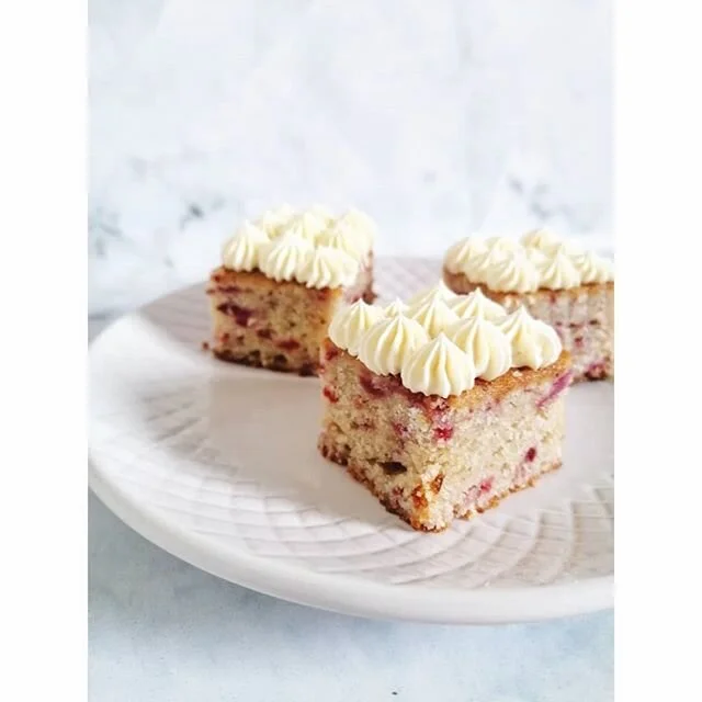 RASPBERRY + WHITE CHOCOLATE MINI CAKES... How cute are these wee mini cakes :) topped with super smooth Swiss meringue buttercream. Might need to keep one as a wee weekend treat 😍
.
.
.
.
.
.
.

#cake32 #cakedecorating #muthill #auchterarder #crieff