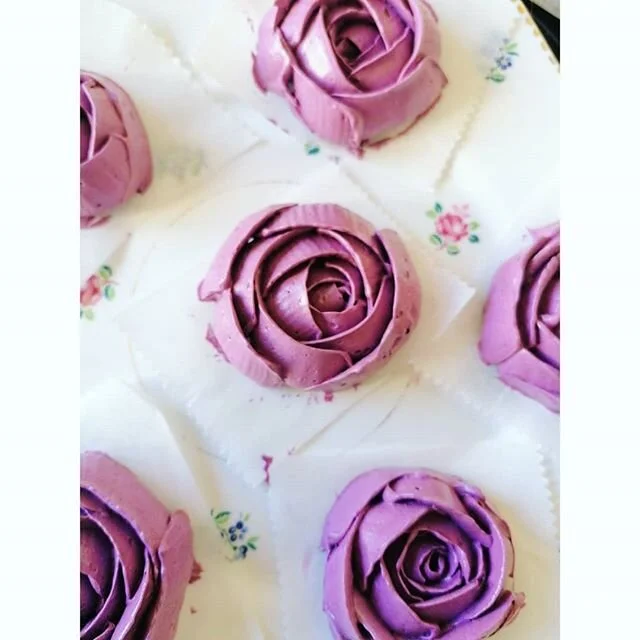 B U T T E R C R E A M  R O S E S.

I'm a fan of doing what you can with buttercream on a cake. I'm really not a fan of using fondant as I personally don't like the taste 🙈. So these wee roses are great, and when they're this cute and fun to make why