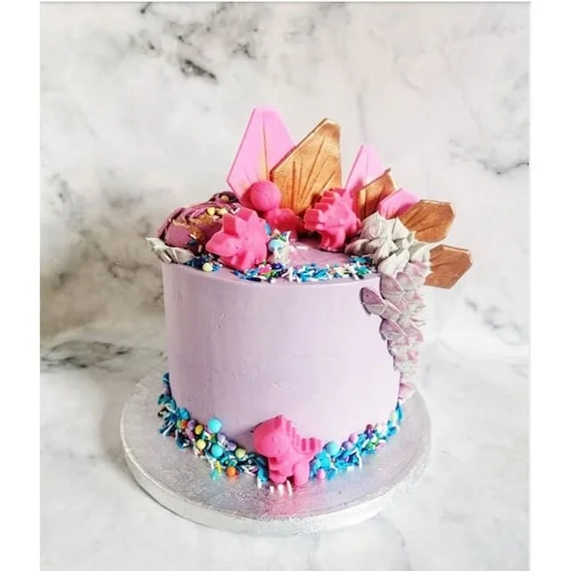 Super cute wee dinosaur cake for a little ones 5th birthday. I love this cake. 😍 It is a chocolate sponge, filled with chocolate buttercream and finished in a Swiss meringue.
.
.
.
..
.
.
.

#cake32 #cakedecorating #muthill #auchterarder #crieff #ch