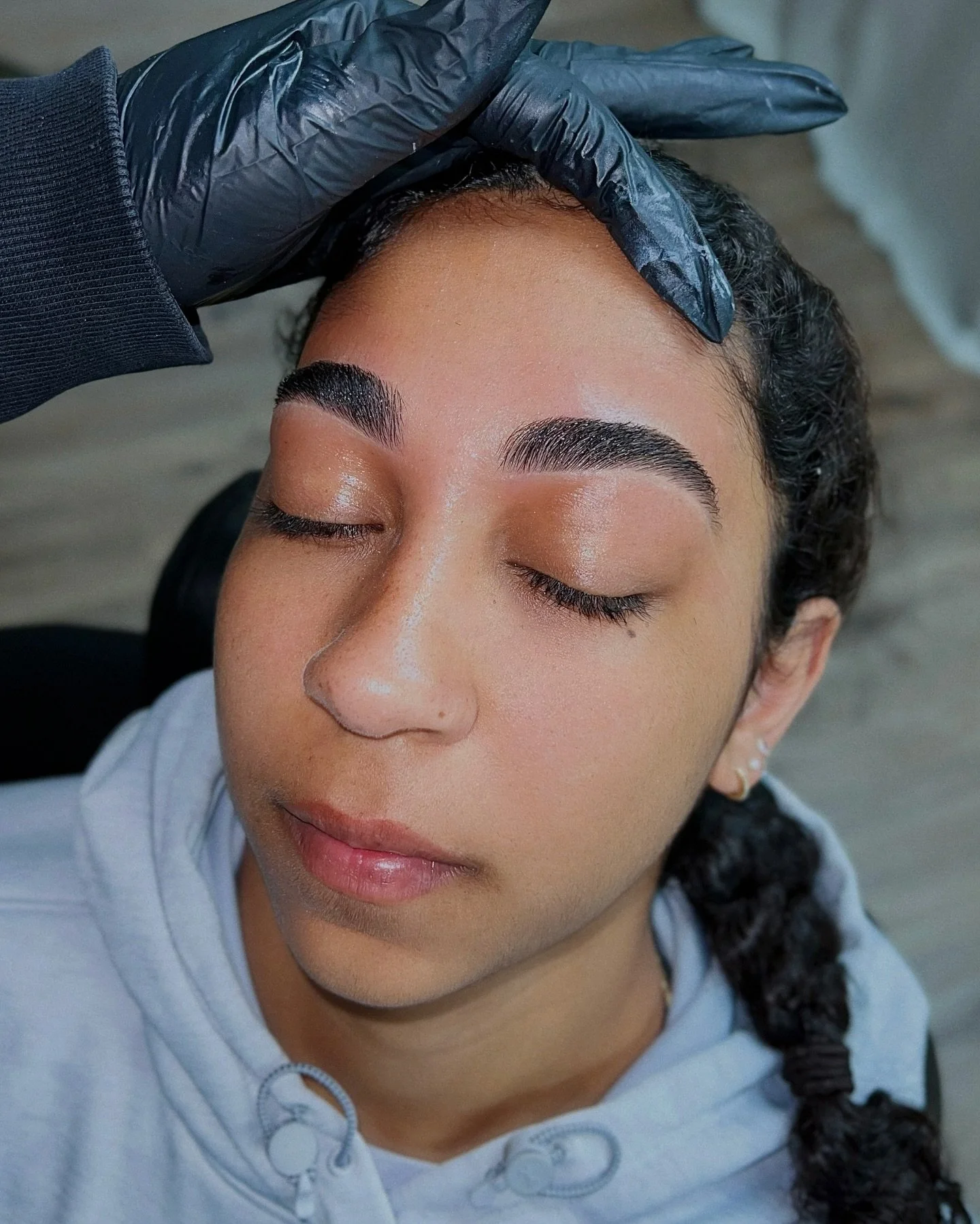 After -> Before
&bull;
we&rsquo;re doing main character brows all 2025
nothing a little zinc oxide wax and brow shaping can&rsquo;t transform -> SWIPE