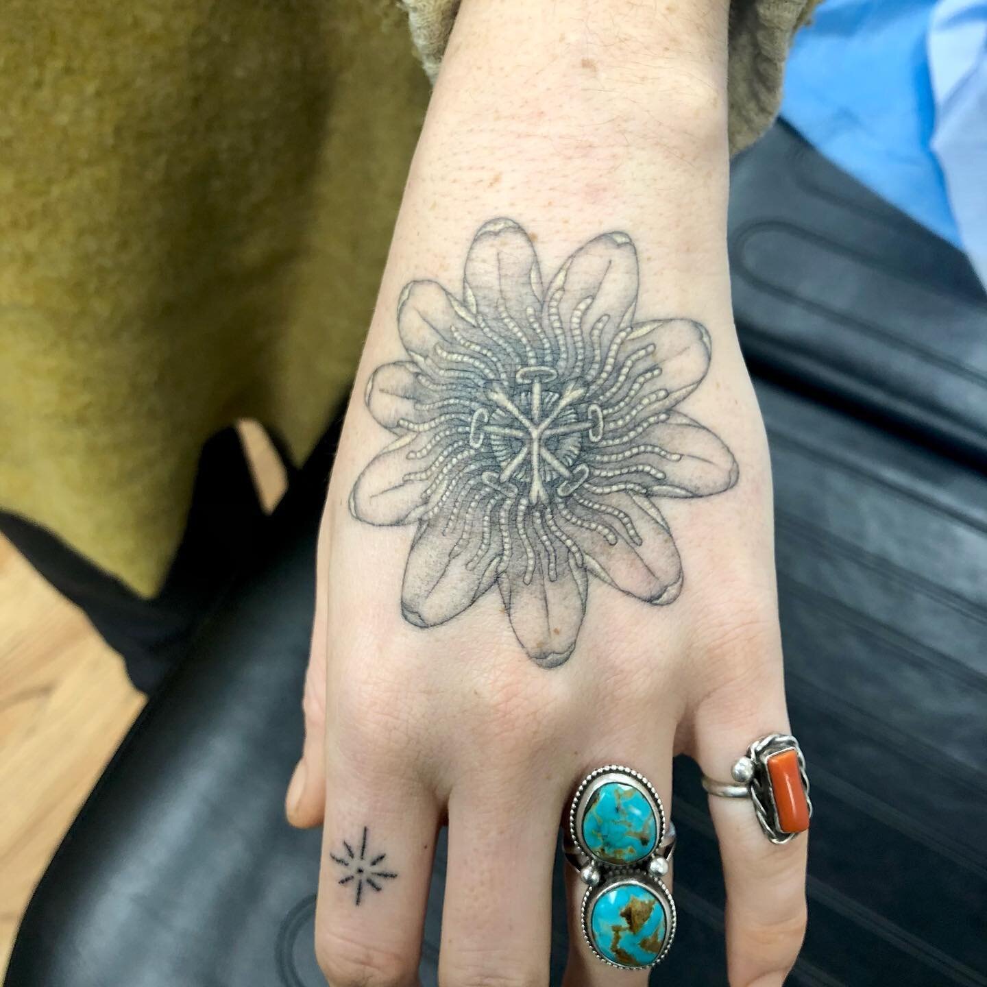 Healed Single needle passionflower on Katie. Done by @rich_cahill .
.
.
.
#singleneedle #singleneedletattoo #fineline #botanicalart #botanicaltattoo #passionflower #handtattoo