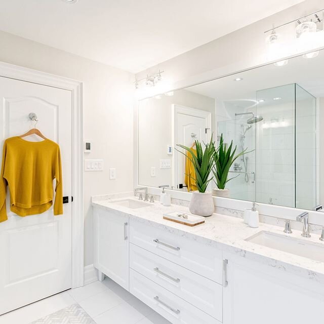 ⁣
⁣💙White Bathroom Bliss💙
⁣
⁣A Pretty-legged Vanity + a Handsome Quartz Counter + Marble tile Inlay Floor +  Rounded, Geometric, Bold Faucets ⁣
⁣
⁣
⁣*Set against a White-on-White backdrop*
⁣
⁣
⁣The show stoppers of this space ( ioho) include : ⁣
⁣?