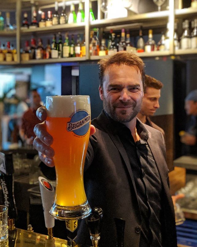 Legendary @mapleleafs goaltender Cujo poured me a pint at the Grand Reopening of @rsrestaurant! 🍺🥅 The Real Sports Bar space has been completley redesigned and renamed to RS. The entire 2 floors has been upgraded, now with a clearer 36 inch foot sc