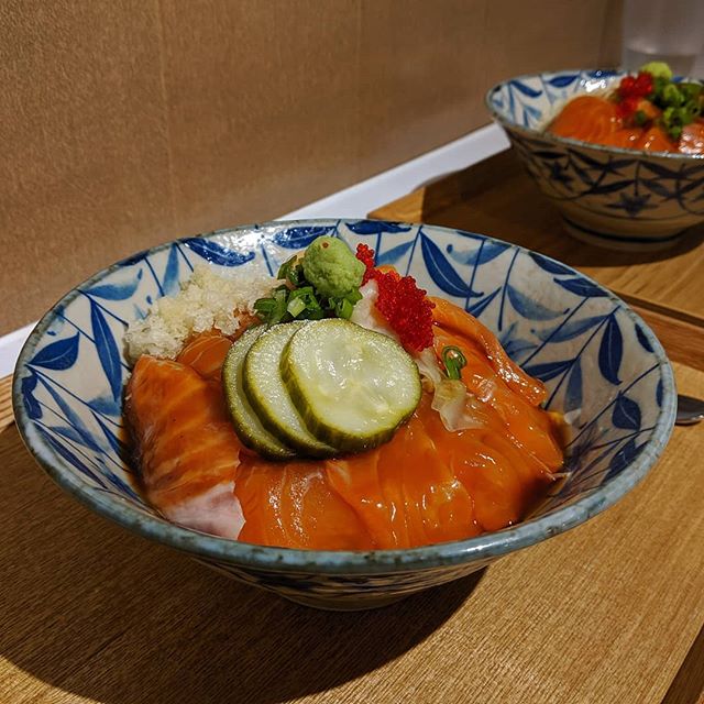 Double Sake Lover Bowls at @onnkidonburi! Super delicious salmon sashimi don with fish roe, pickles, pickled ginger, tempura bits, green onions, mayo, ponzu and wasabi. The ratio of toppings to rice was just right + the pickles work really well in th