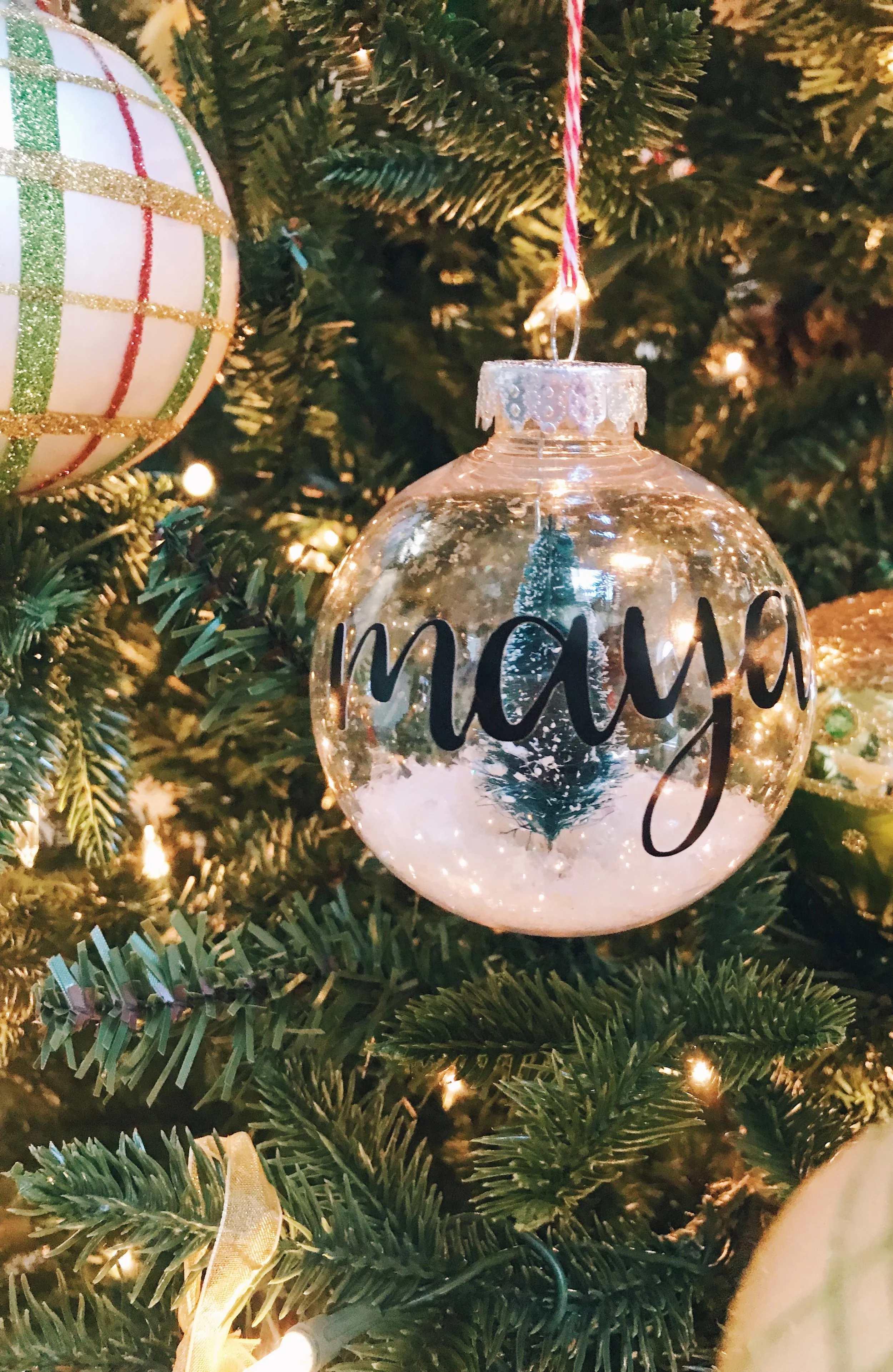 snowglobe ornaments: an easy christmas DIY 