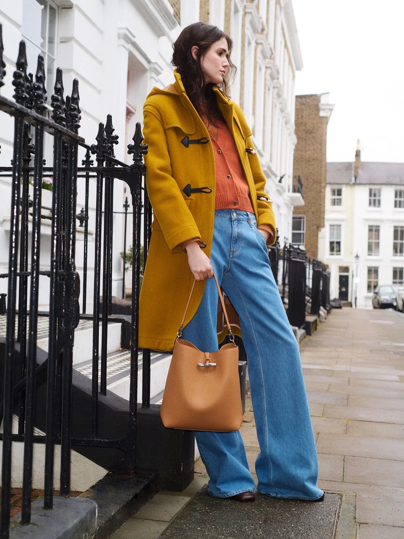 Longchamp and Gloverall debut a new duffle-coat which spotlights their identities and their savoir-faire. Style mavens from Paris to London will wrap themselves in this coat, fabricated from woolen cloth in Gloverall&rsquo;s historic London workshops