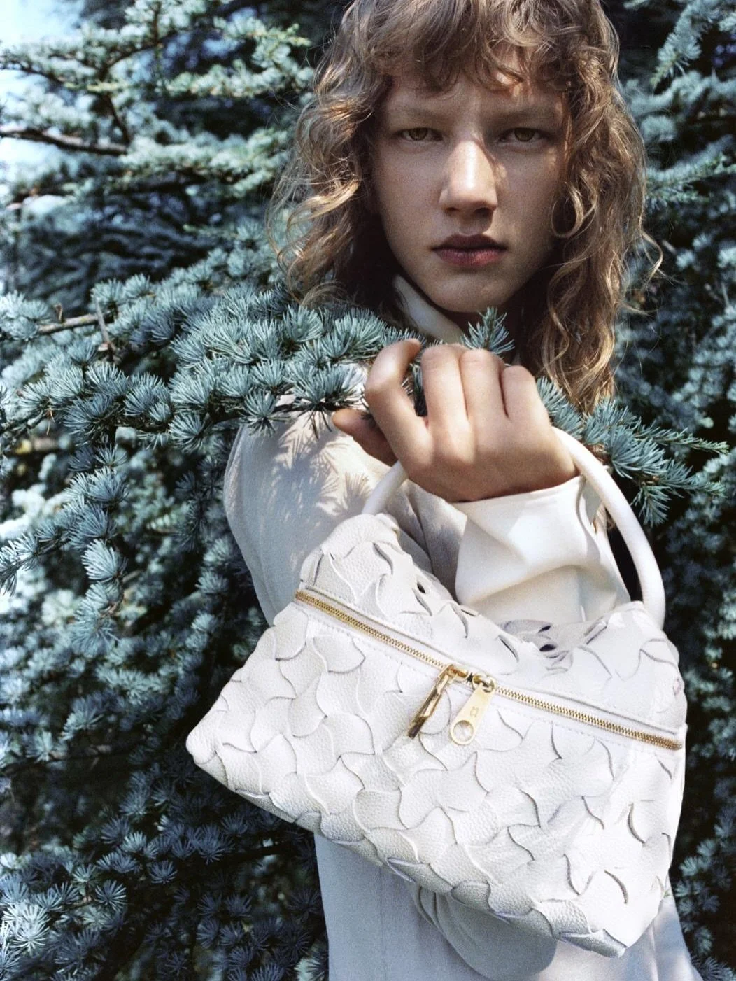 Testoni SS26 presents an Italian daydream, stitched in leather, where craft gets sun-soaked. The collection, an expression of ease and elegance, channels the sensory joy of Tuscany in bloom: radiant skies, hillside light, and colours that echo the wa