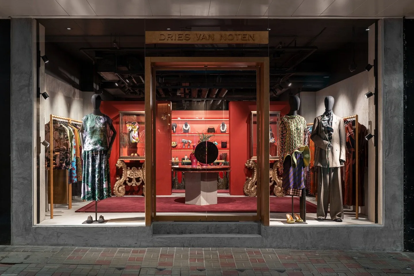 Dries Van Noten relocates to Ice House Street, Hong Kong, marking an exciting new chapter for the house in the city.
The new boutique introduces a refreshed store concept while preserving elements of the previous space, offering ready-to-wear, access